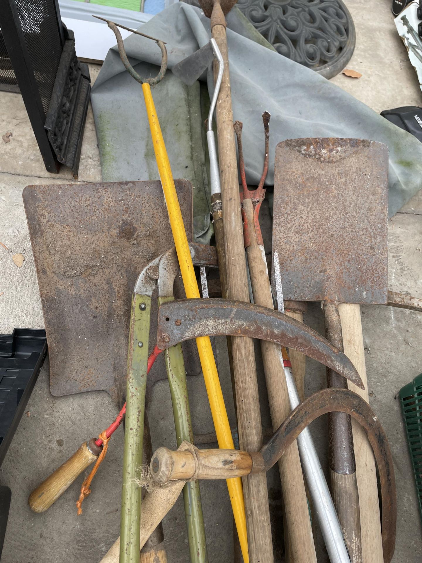 A COLLECTION OF GARDEN TOOLS TO INCLUDE SPADES, RAKES AND SHEARS ETC - Image 2 of 2