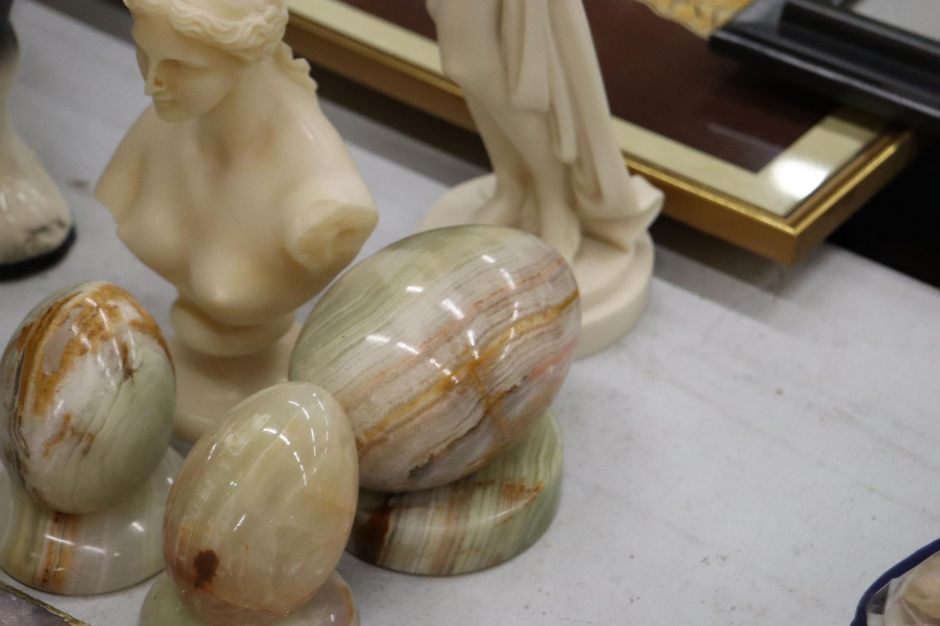 TWO CLASSICAL FIGURES, ONYX EGGS AND COASTERS - Bild 4 aus 7