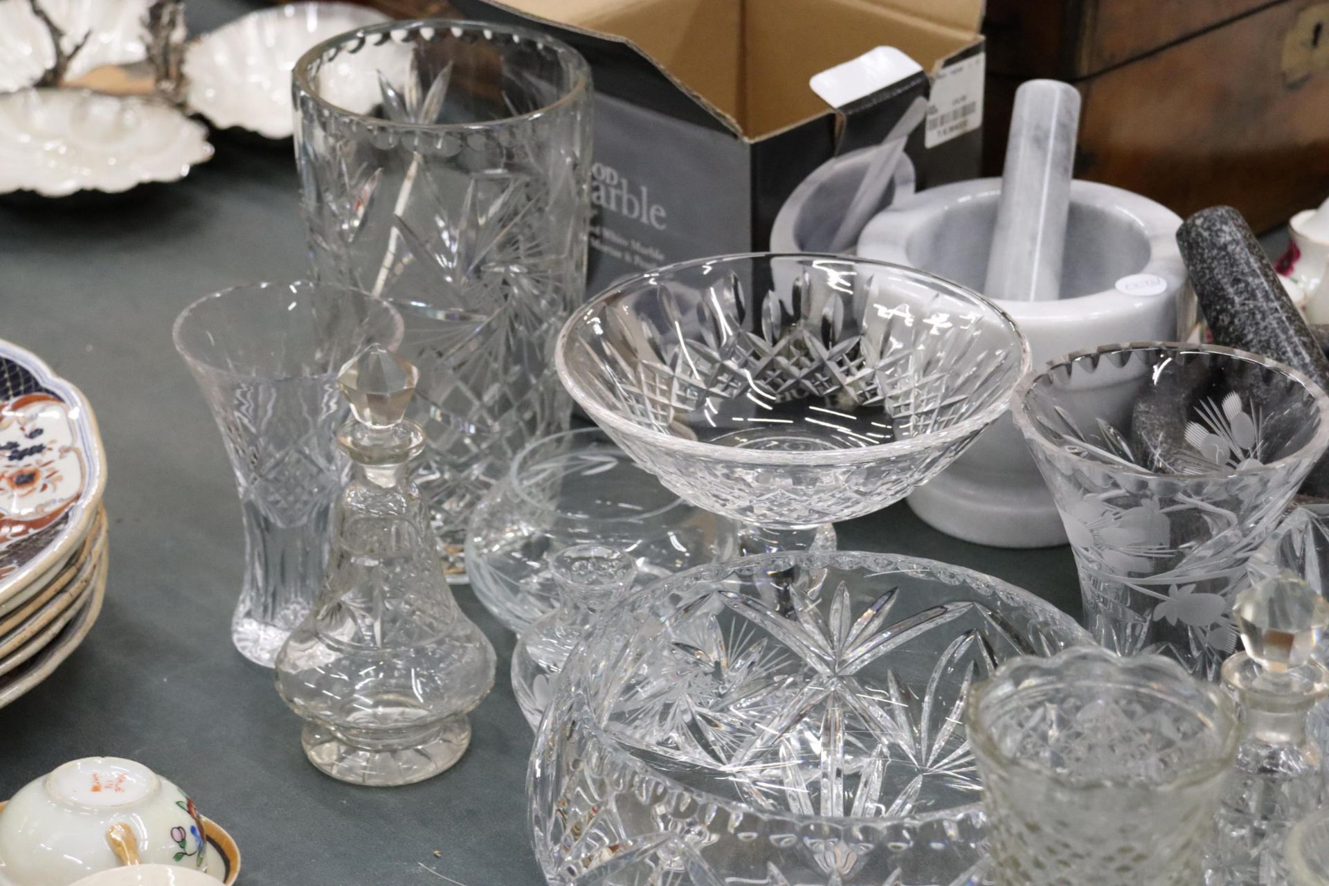 A LARGE QUANTITY OF GLASSWARE TO INCLUDE CUT GLASS VASES, BOWLS, A DRESSING TABLE SET WITH TRAY, OIL - Image 5 of 10