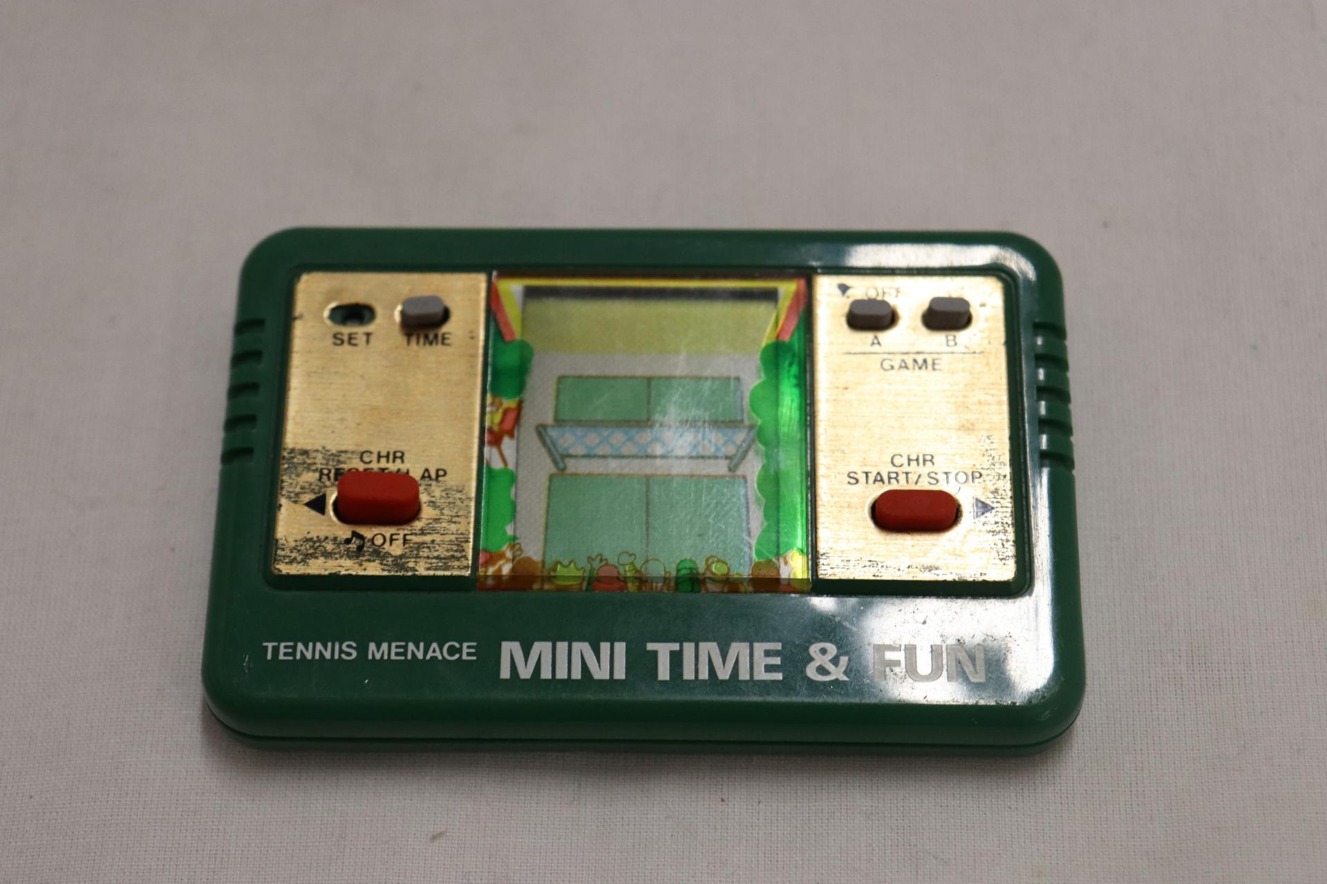 A VINTAGE HAND HELD 1980'S, TENNIS MENACE MINI TIME AND FUN, WORKING AT TIME OF CATALOGUING, NO - Image 4 of 5