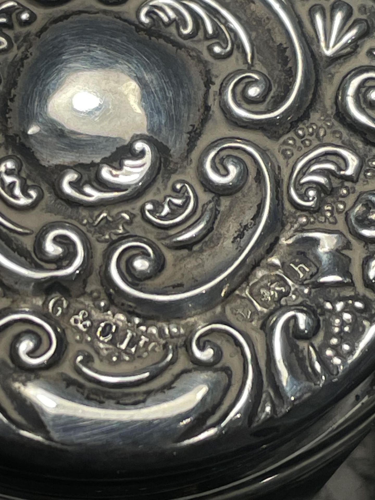 A HALLMARKED SILVER TOPPED GLASS POT - Image 3 of 3