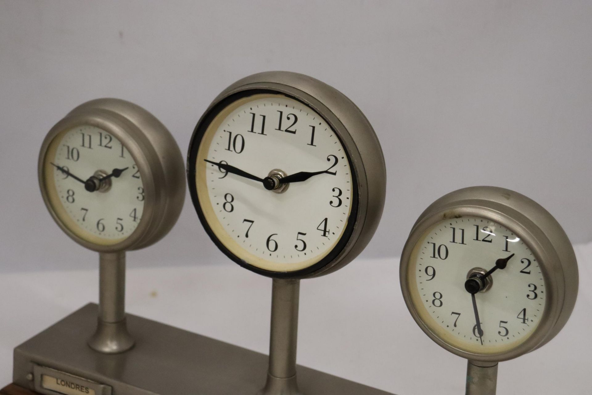 A CLOCKS OF THE WORLD MANTLE CLOCK ON A WOODEN STAND, HEIGHT 24CM, LENGTH 36CM - Bild 6 aus 7