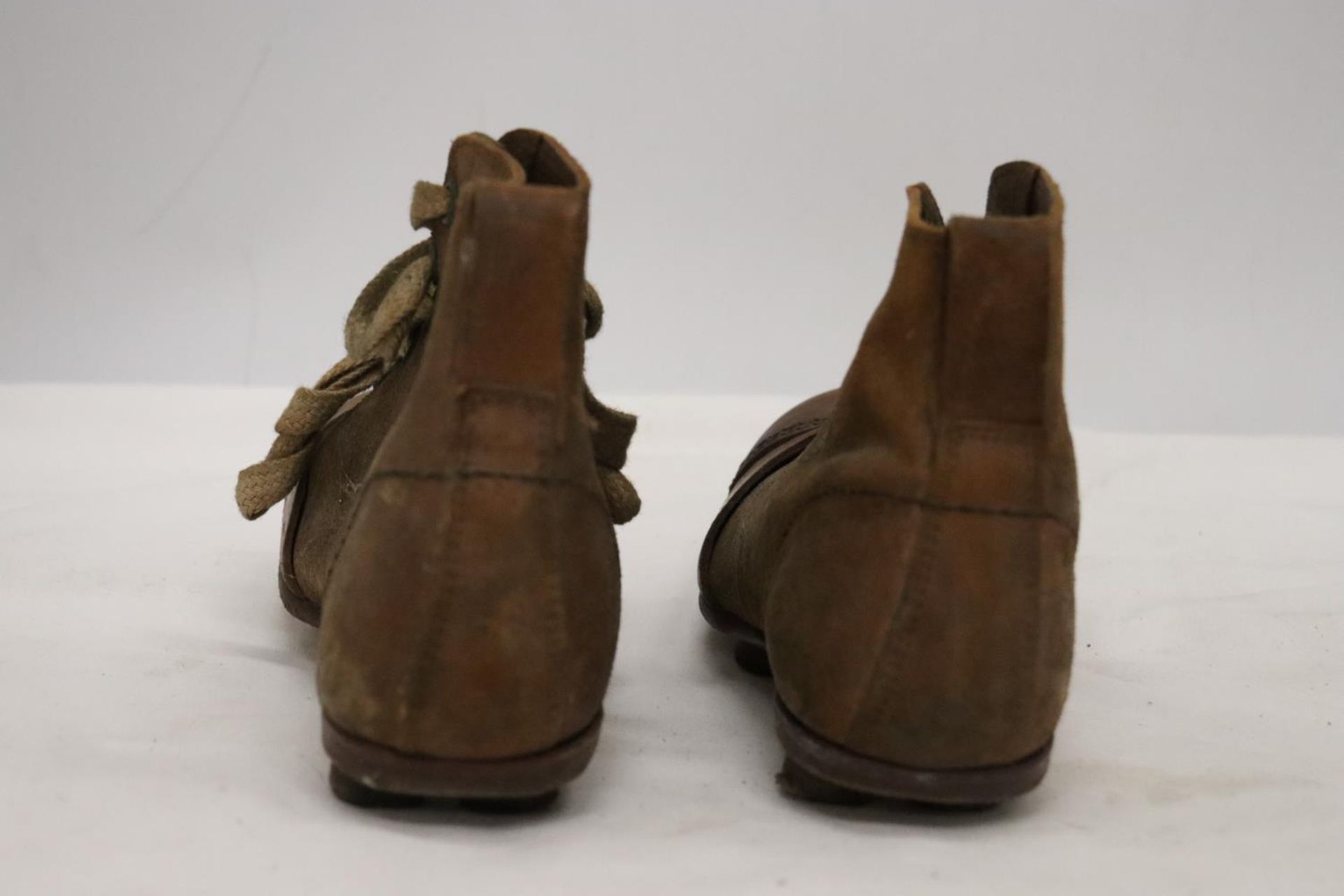 A PAIR OF VINTAGE FOOTBALL BOOTS - Image 3 of 4
