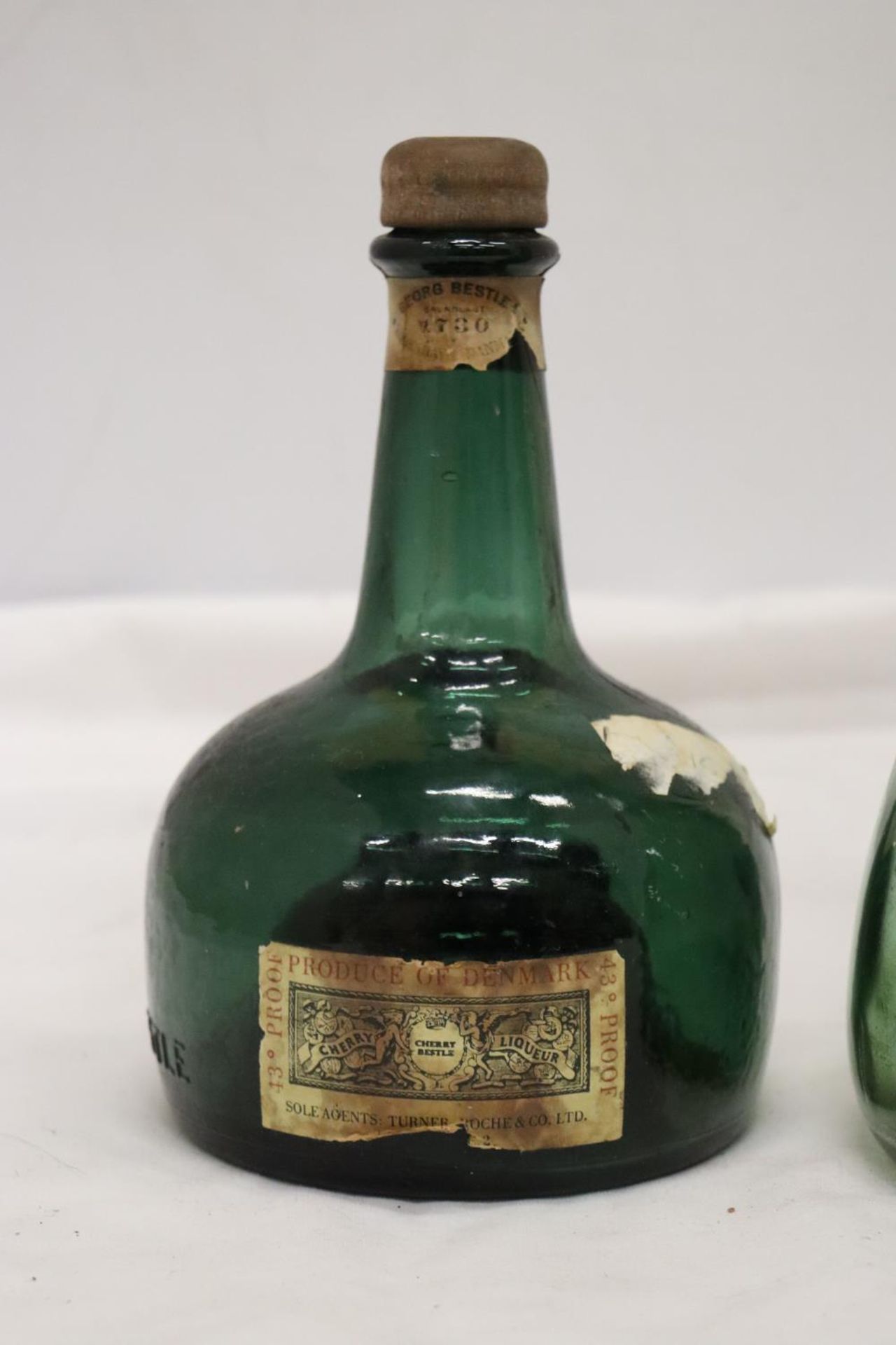 A THORENS MOVEMENT BLADON RACES MUSICAL BOTTLE MADE IN SWITZERLAND TOGETHER WITH A GREEN GLASS - Image 2 of 5