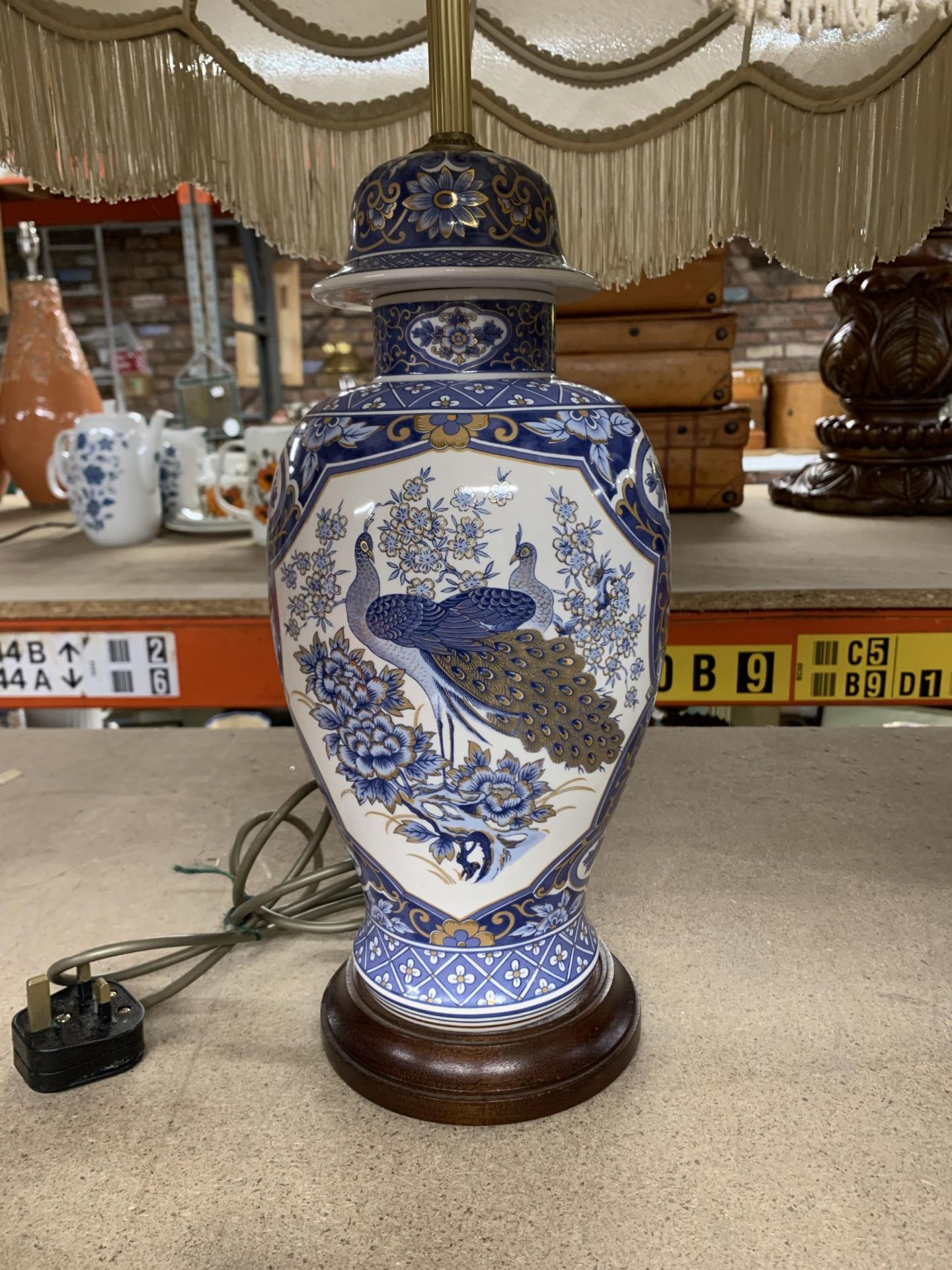 TWO TABLE LAMPS TO INCLUDE A GLASS 'BUBBLE LAMP' WITH CHROME BASE AND AN ORIENTAL STYLE WITH PEACOCK - Bild 3 aus 5