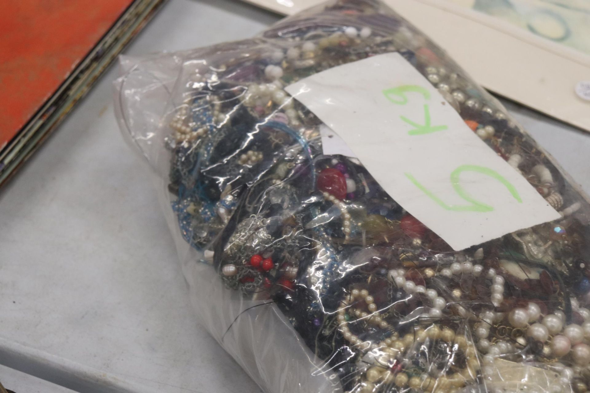 A 5 KG BAG OF COSTUME JEWELLERY AND BEADS - Image 4 of 10