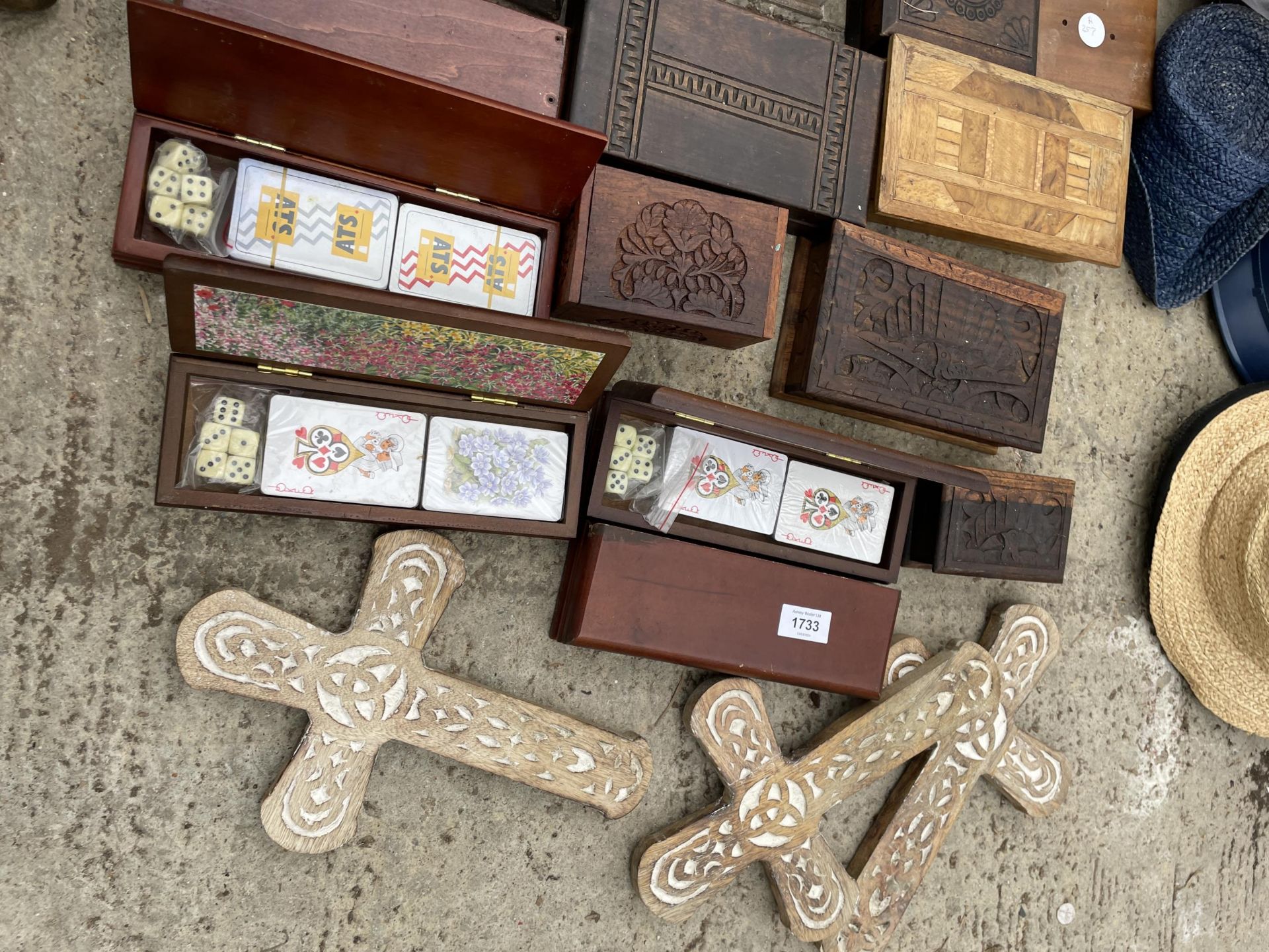 AN ASSORTMENT OF VARIOUS TREEN BOXES AND THREE WOODEN CRUCIFIX ETC - Image 4 of 6