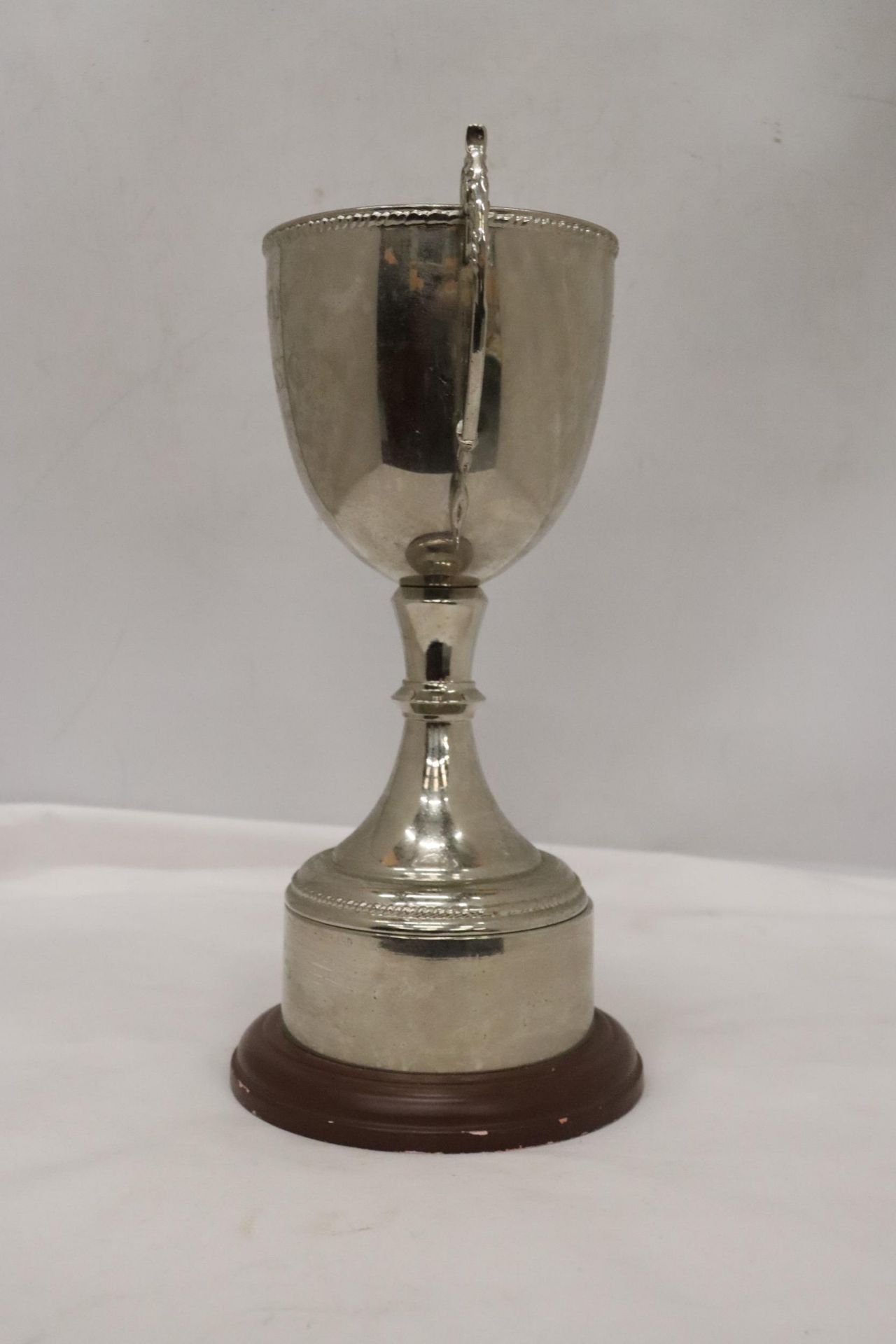 A LARGE SILVER PLATED TROPHY WITH THE INSCRIPTION 'FELSON CLASSIC', HEIGHT 31CM - Image 2 of 6