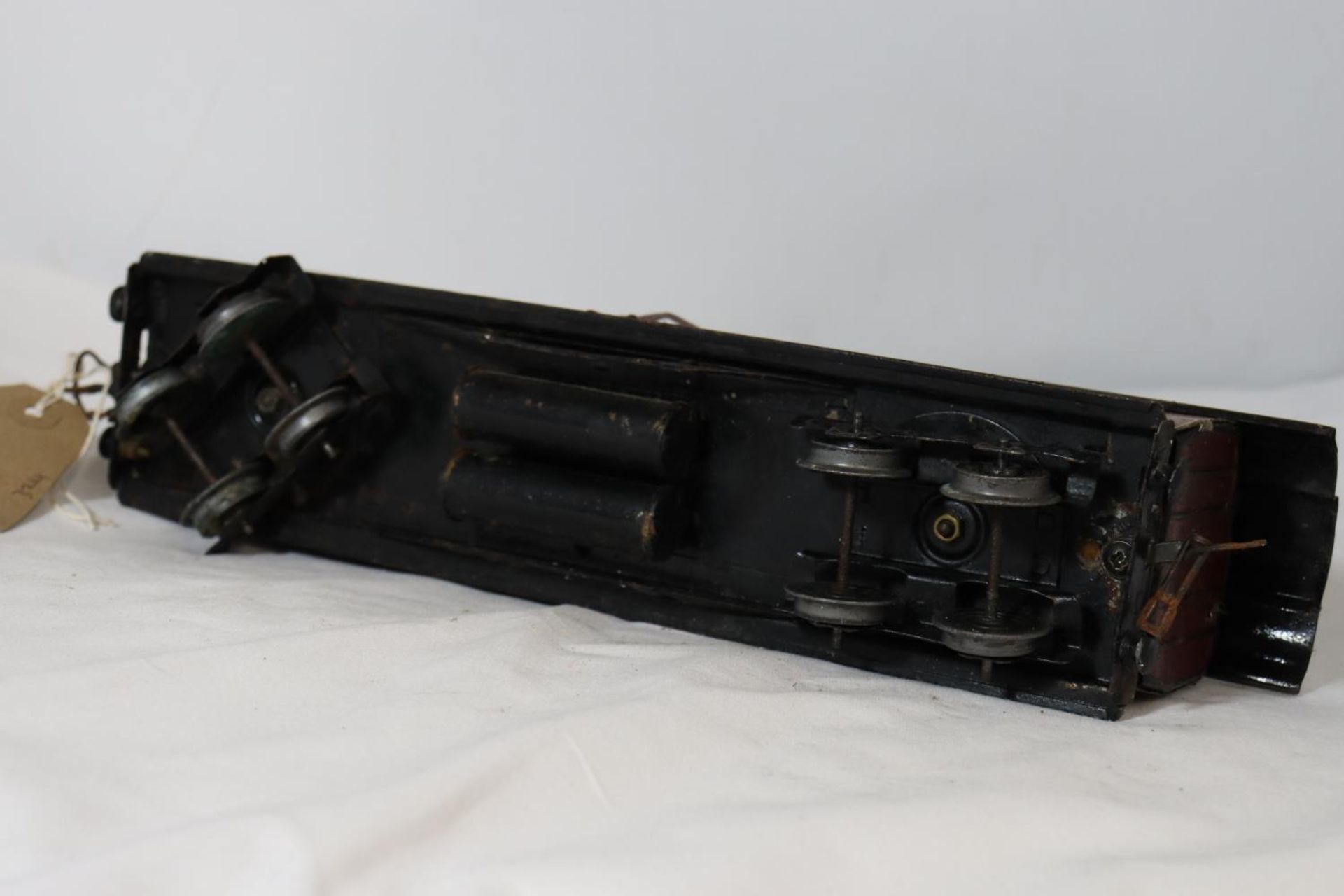 A PAINTED METAL .30 MM GAUGE RAILWAY CARRIAGE LENGTH 32 CM - Image 5 of 5