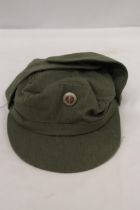 A 1950'S EAST GERMAN MILITARY CAP AND BADGE