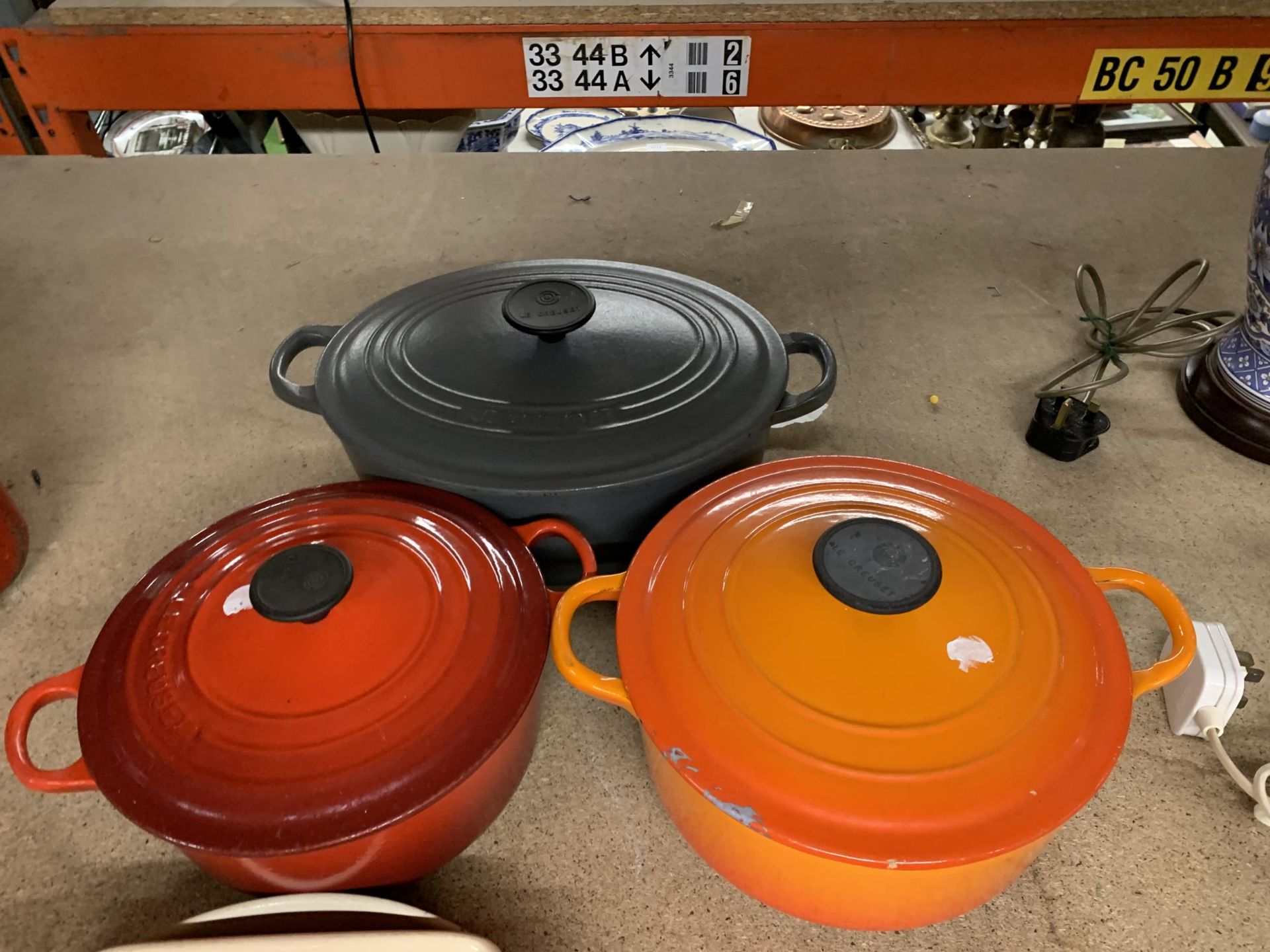 FIVE PIECES OF LE CREUSET COOK WARE TO INCLUDE THREE LIDDED CASSEROLE DISHES IN GRADUATING SIZES AND - Image 3 of 4