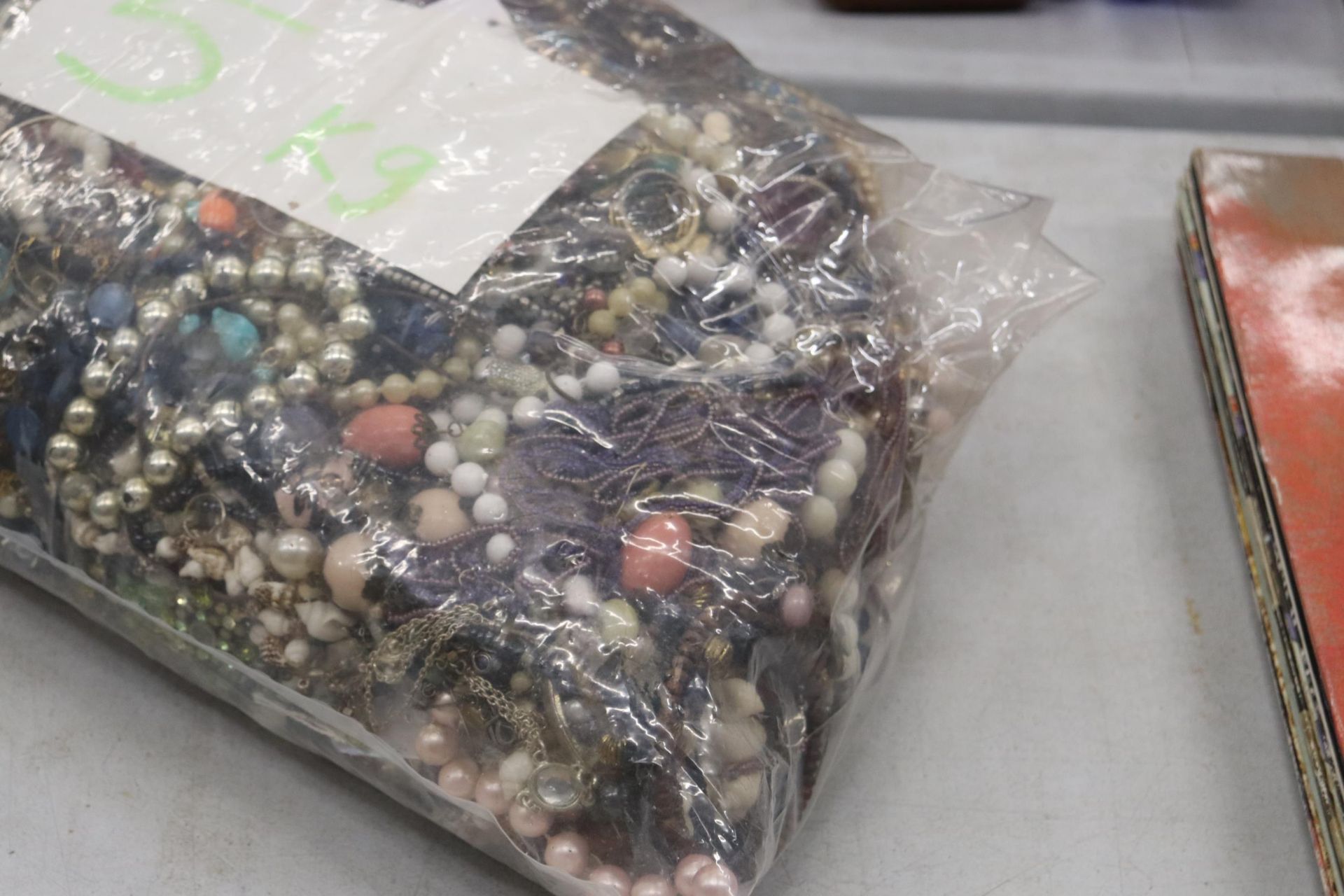 A 5 KG BAG OF COSTUME JEWELLERY AND BEADS - Image 6 of 10