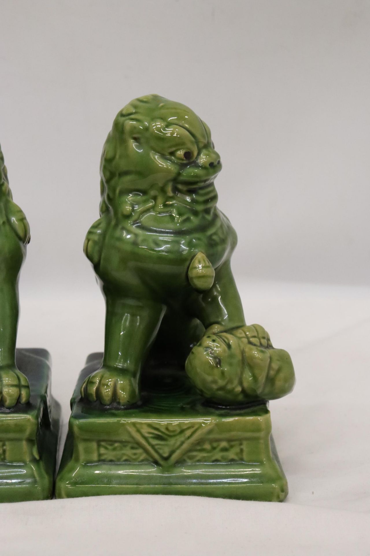 A PAIR VINTAGE GLAZED FOO DOG STATUES APPROXIMATELY 20CM TALL - Image 3 of 7