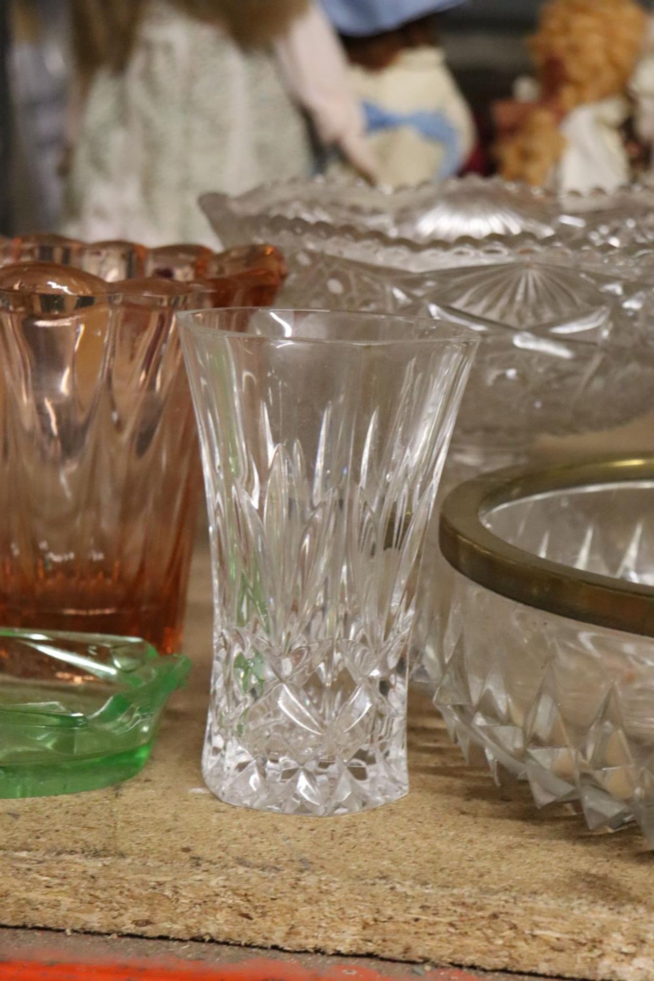 A QUANTITY OF GLASSWARE TO INCLUDE BOWLS, VASES ETC - Image 4 of 7