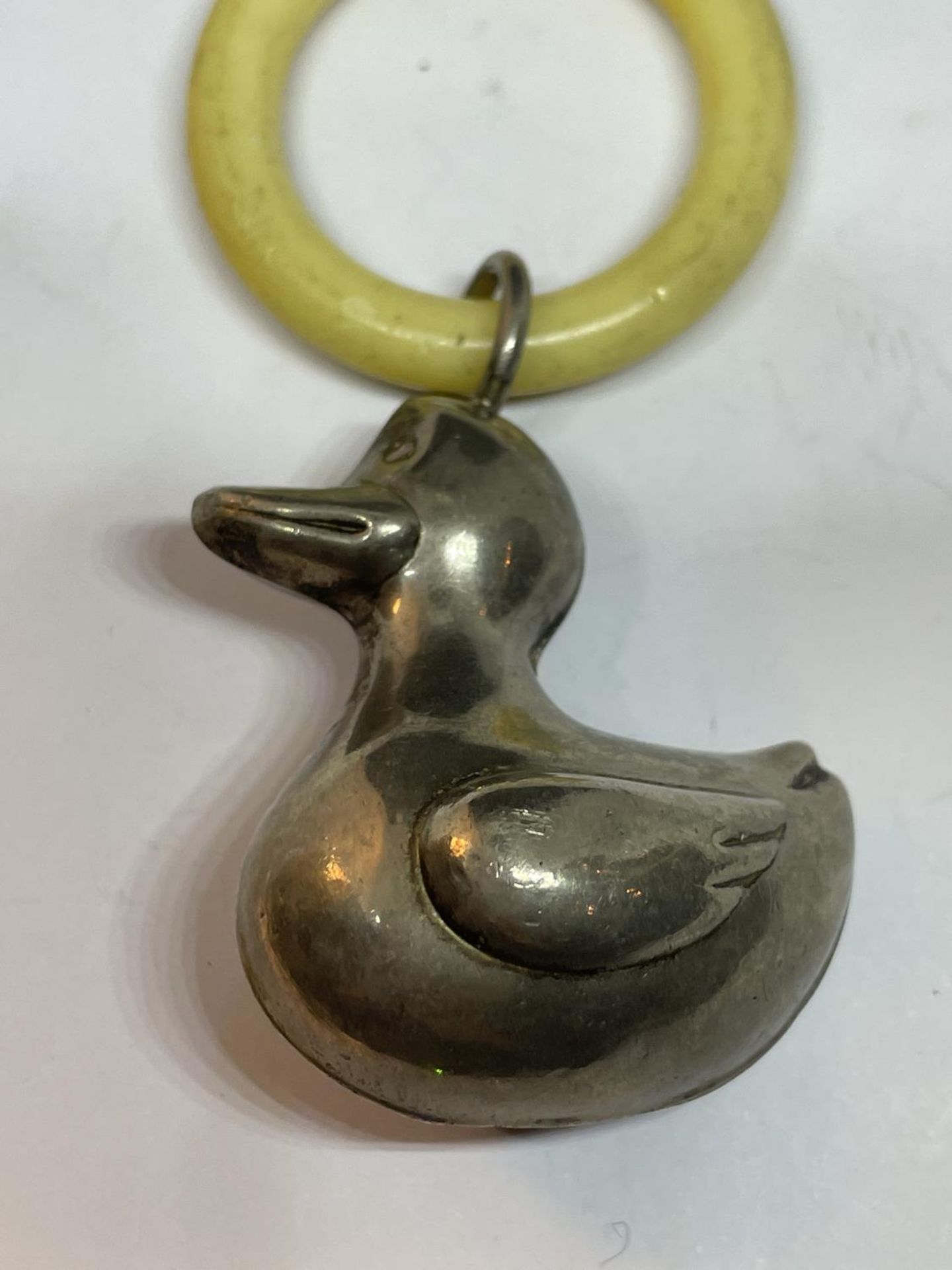 A VICTORIAN DUCK RATTLE AND TEETHING RING - Bild 2 aus 2