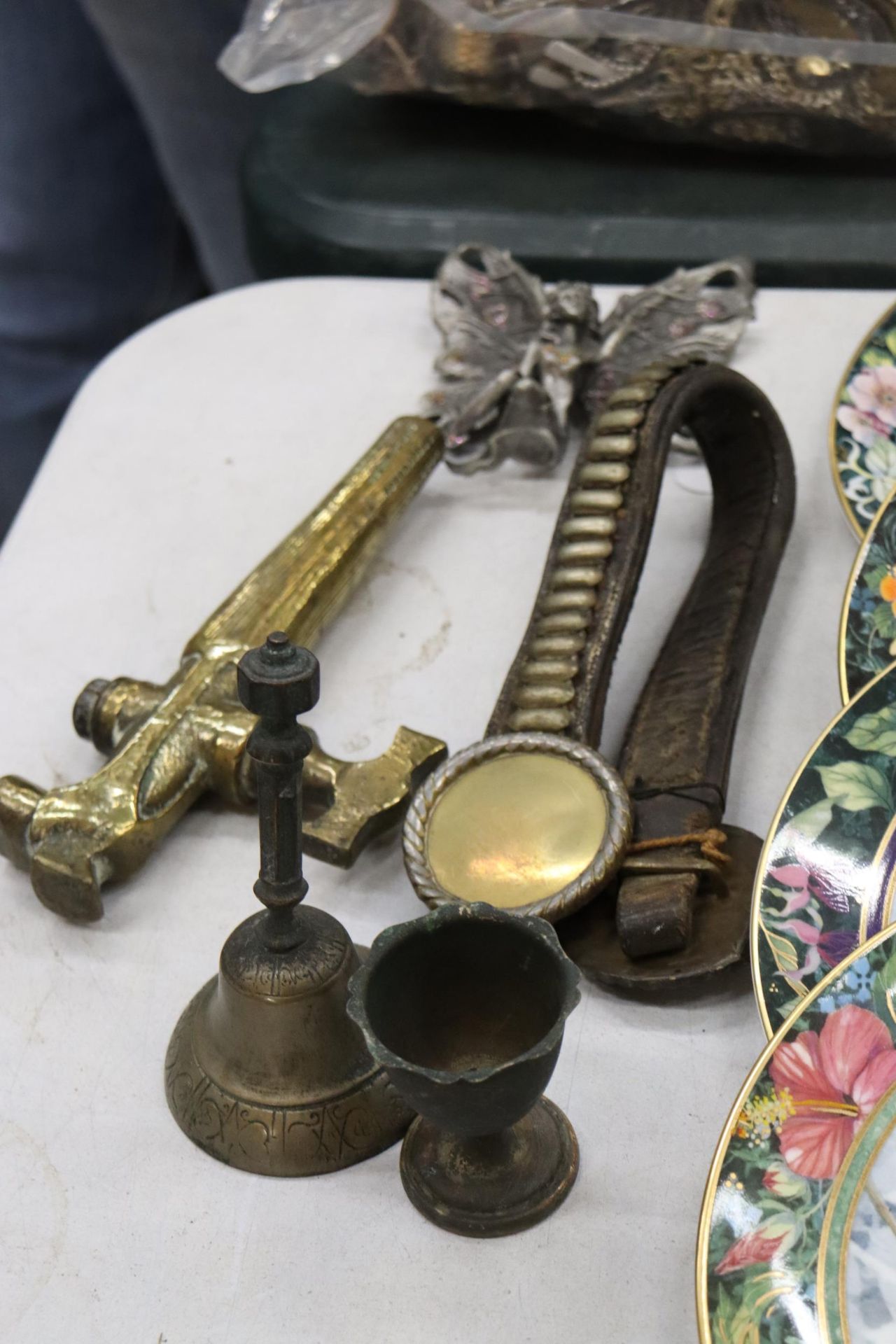 A QUANTITY OF VINTAGE BRASS ITEMS TO INCLUDE A TAP, BELL, GOBLET, FAIRY, ETC - Image 7 of 7