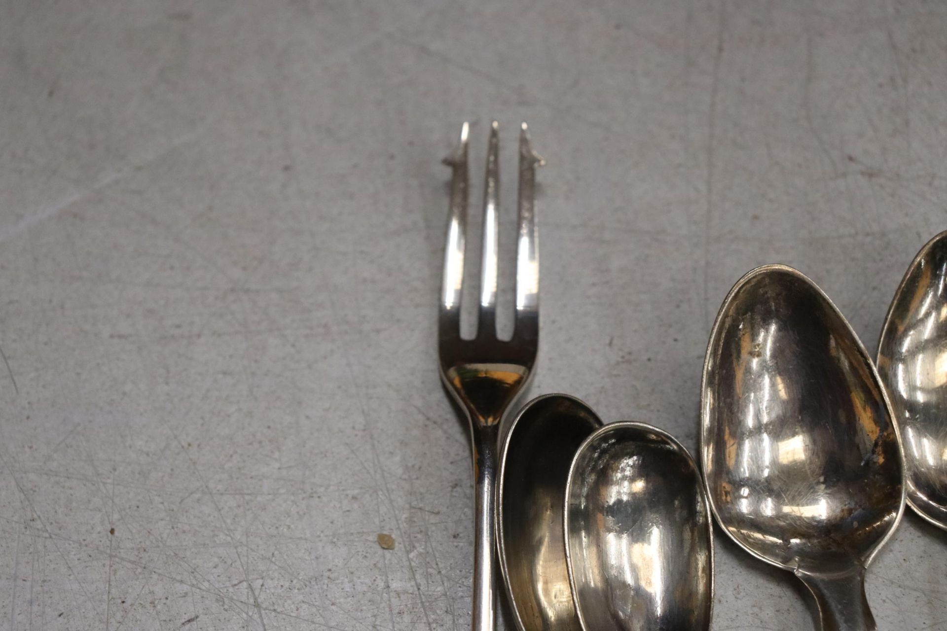 EIGHT HALLMARKED SILVER ITEMS TO INCLUDE SIX TEASPOONS AND TWO FORKS GROSS WEIGHT GROSS WEIGHT 153 - Image 3 of 7