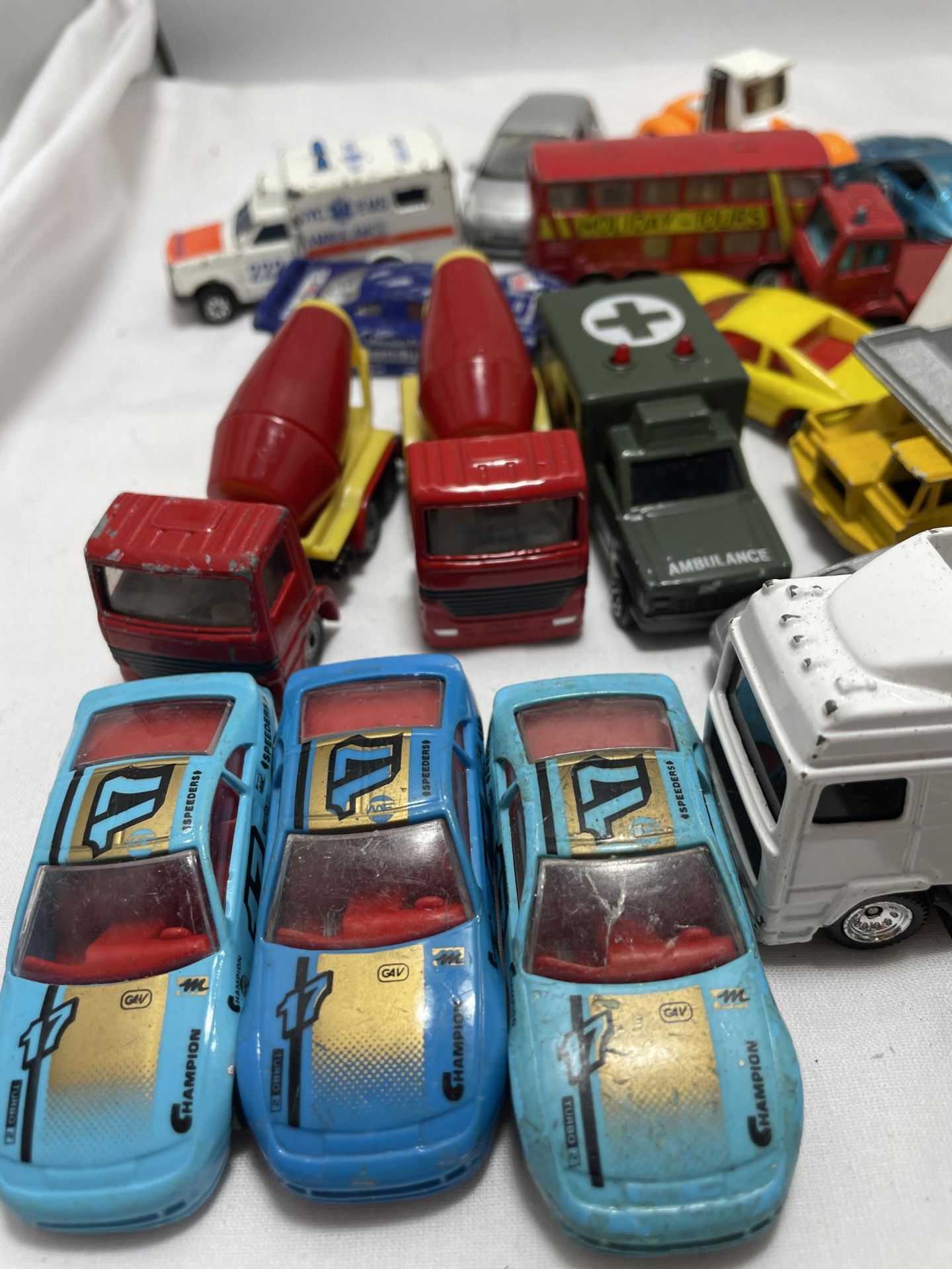 A LARGE COLLECTION OF DIECAST TOY VEHICLES TO INCLUDE SIKU AND MAJORETTE - Image 2 of 5