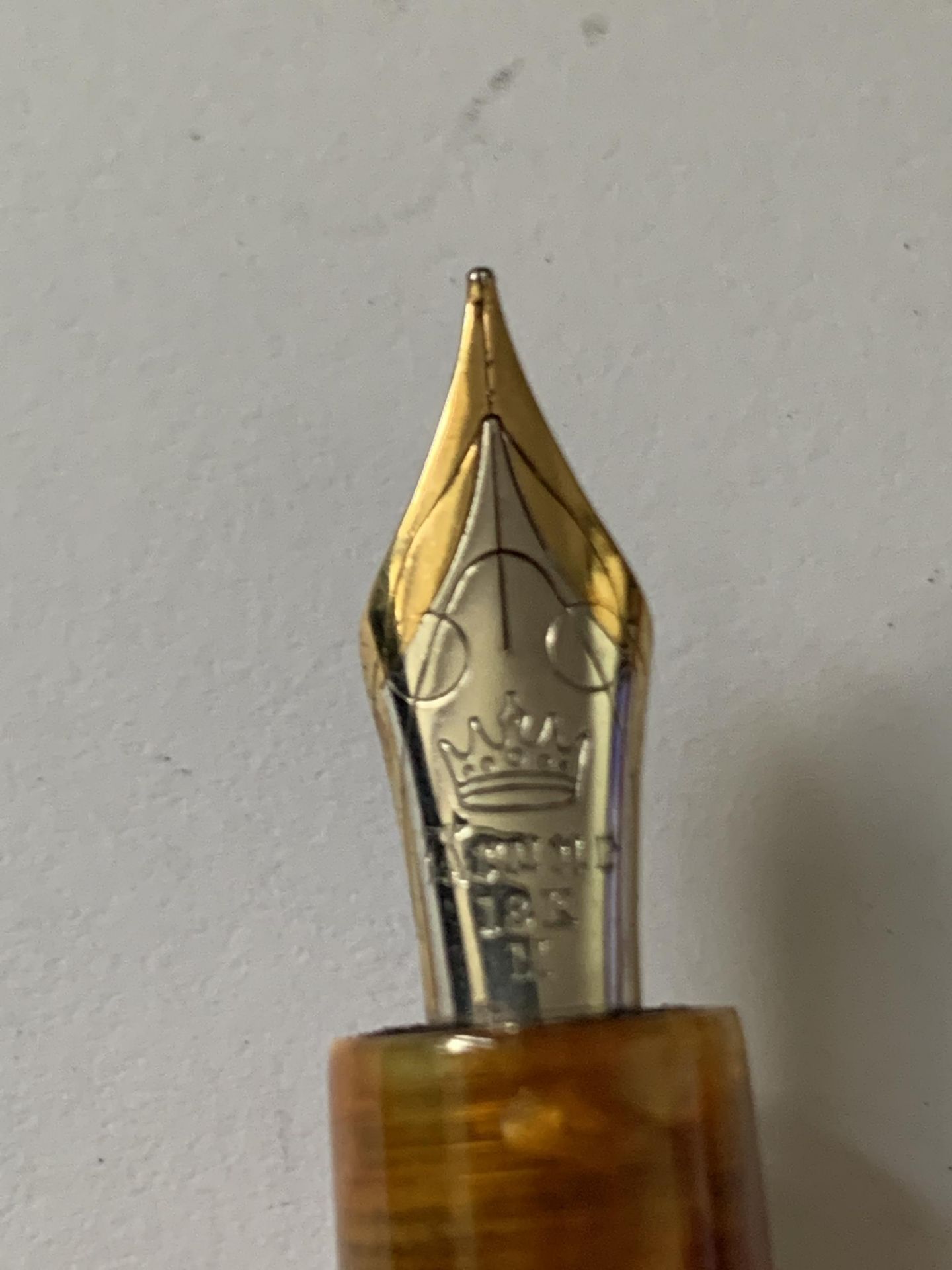 AN ORANGE KRONE FOUNTAIN PEN WITH 18 CARAT GOLD NIB - Image 4 of 4