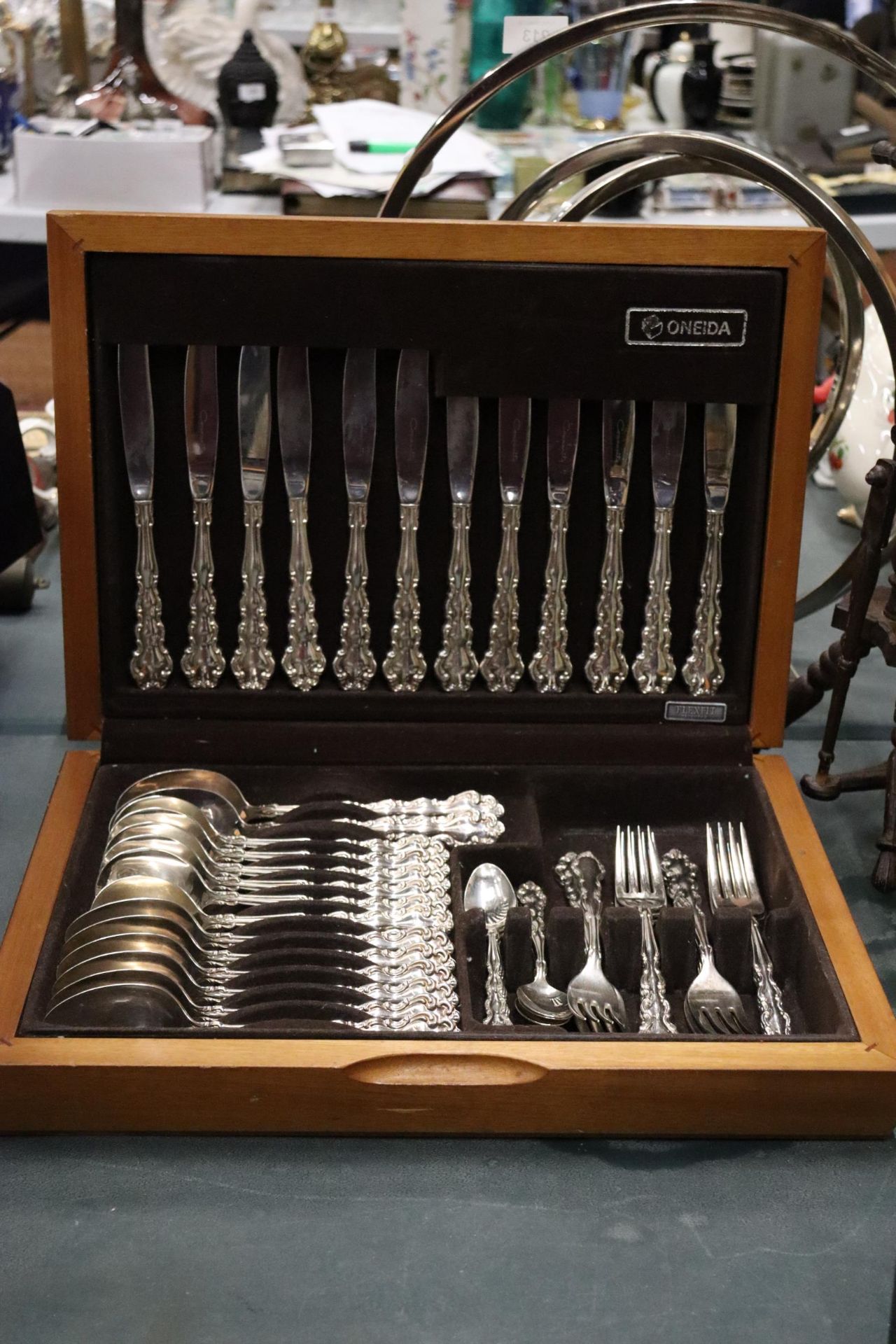 AN ONEIDA CASED CANTEEN OF CUTLERY - Image 7 of 7