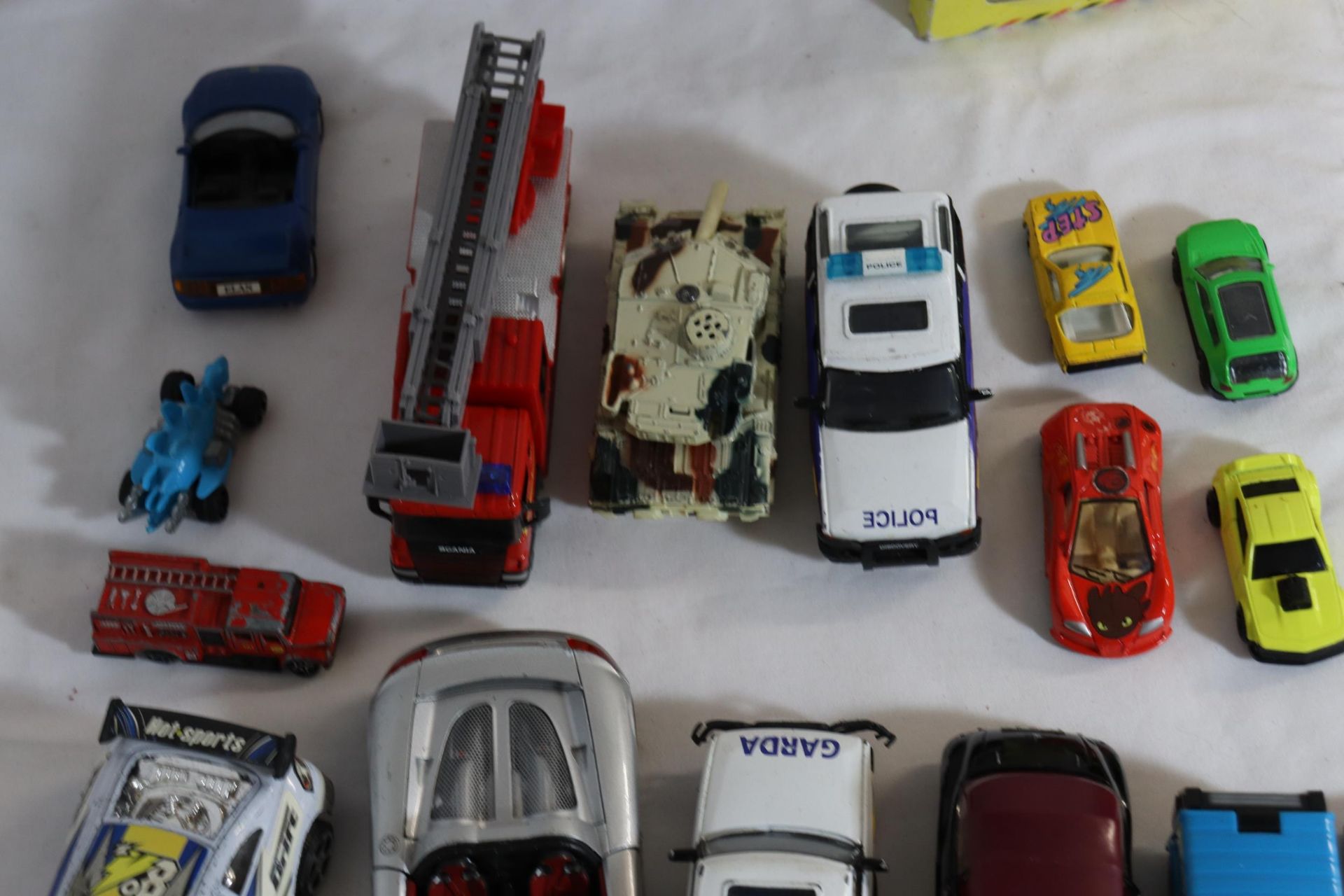 A QUANTITY OF TOY VEHICLES TO INCLUDE FIRE ENGINES, POLICE CARS, MILITARY, ETC - Image 6 of 6
