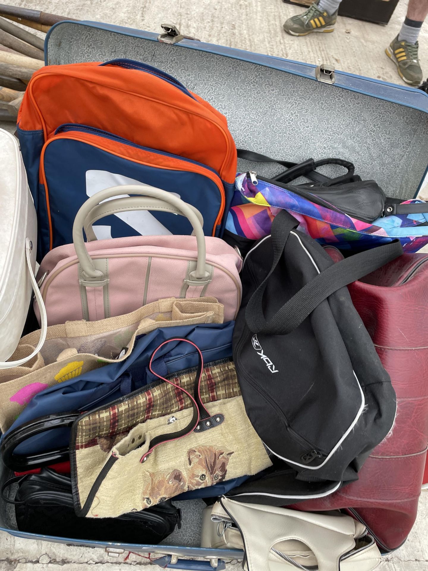 A LARGE ASSORTMENT OF BAGS AND SUITCASES ETC - Image 3 of 3