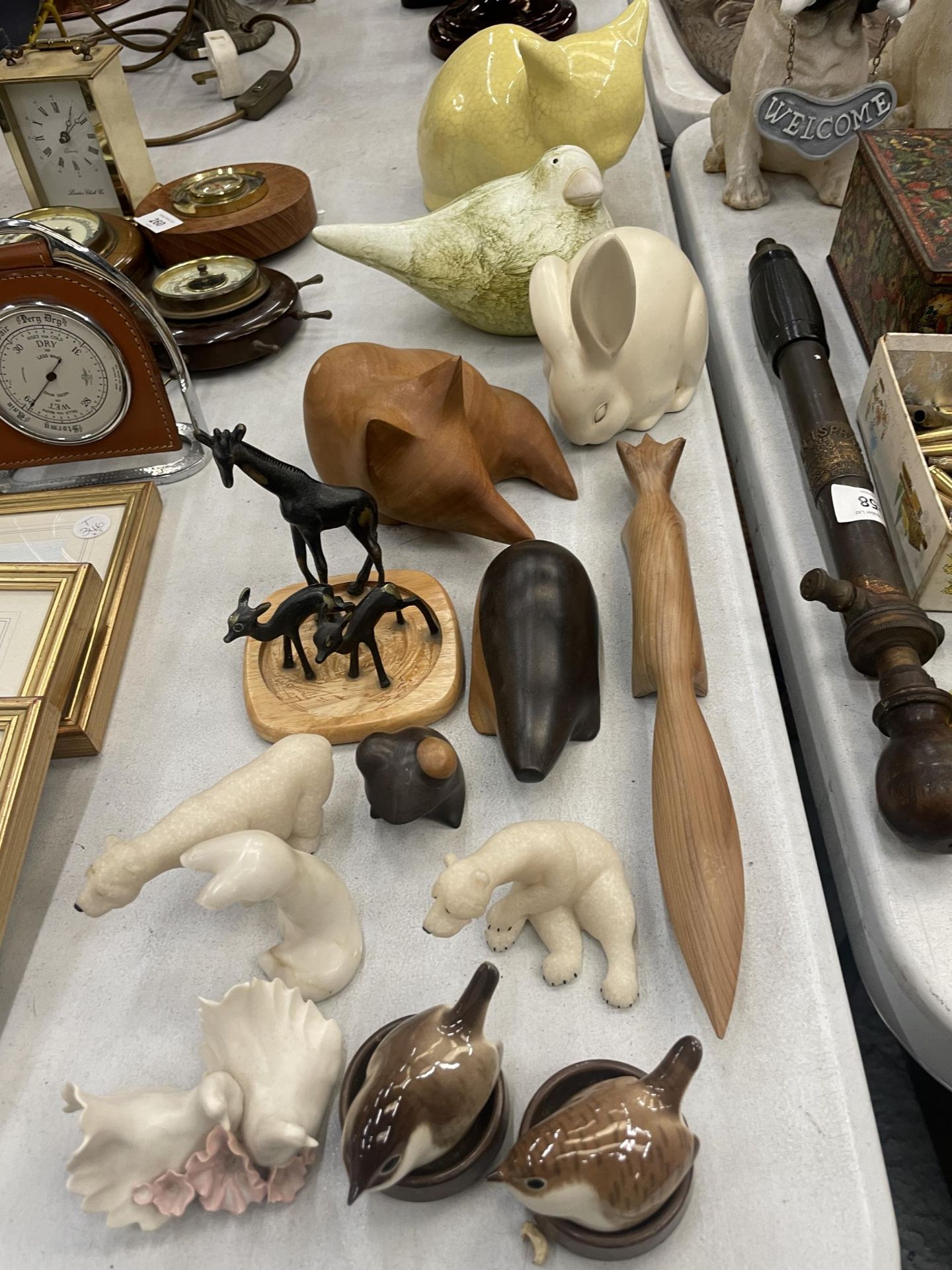 A QUANTITY OF ANIMAL FIGURES TO INCLUDE POLAR BEARS, WRENS, WOODEN FOXES, ETC - 14 IN TOTAL