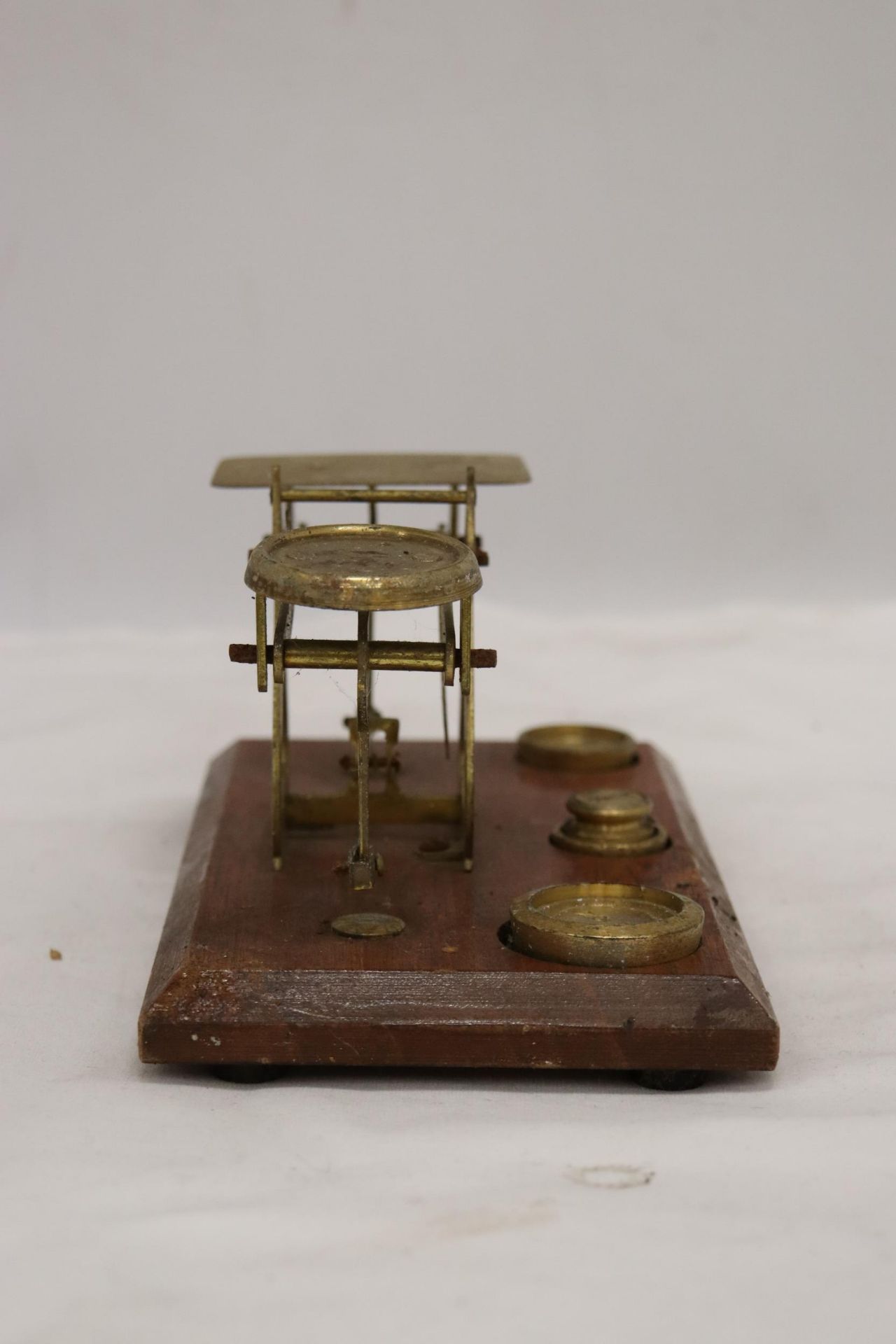 AN ANTIQUE POSTAL SCALE BRASS AND WOOD BASE - Image 2 of 7