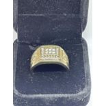 A GENTS SILVER GILT SIGNET RING IN A PRESENTATION BOX