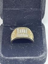 A GENTS SILVER GILT SIGNET RING IN A PRESENTATION BOX