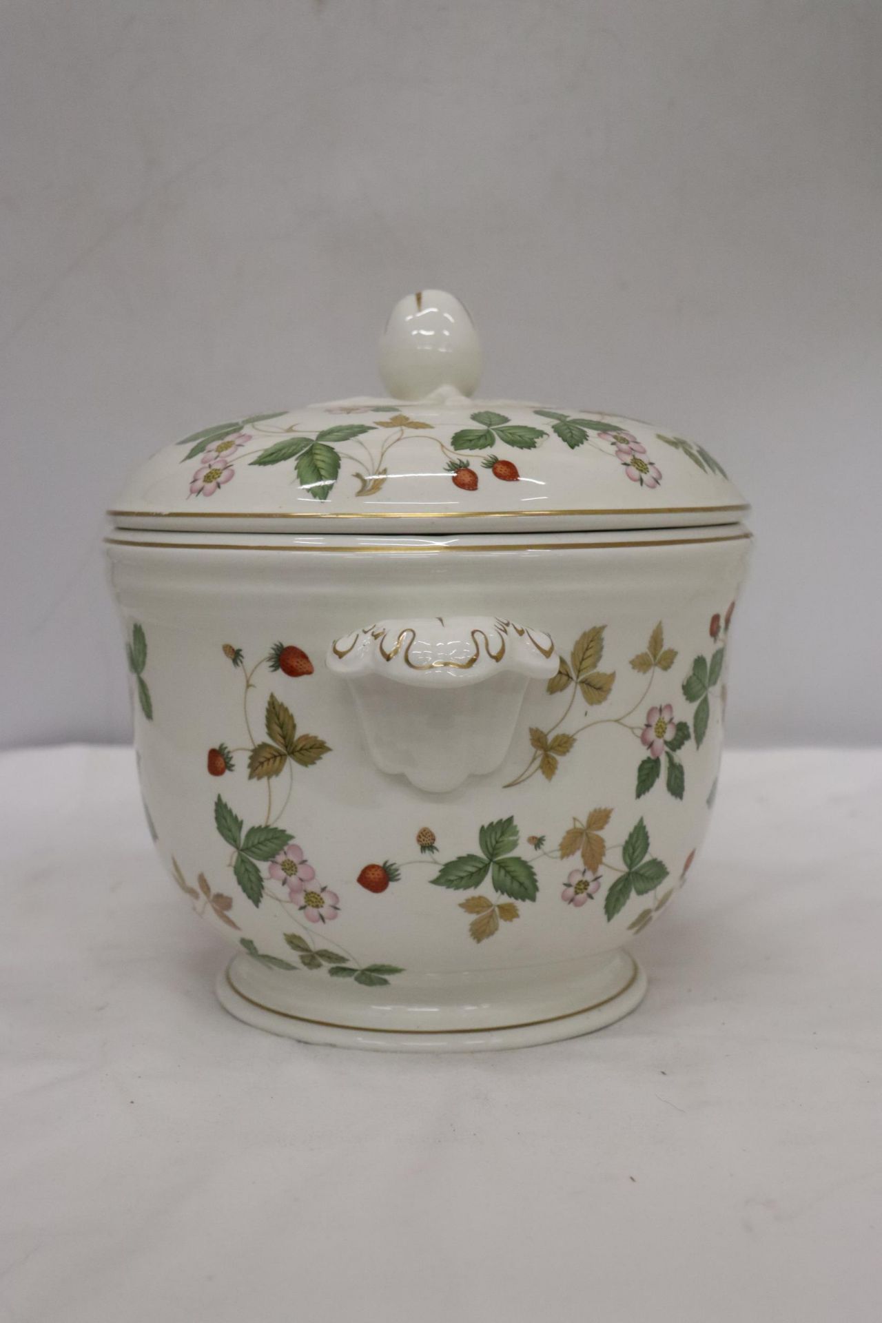 A CERAMIC WEDGWOOD 'WILD STRAWBERRY' ICE BUCKET WITH INNER LINER - Image 5 of 6