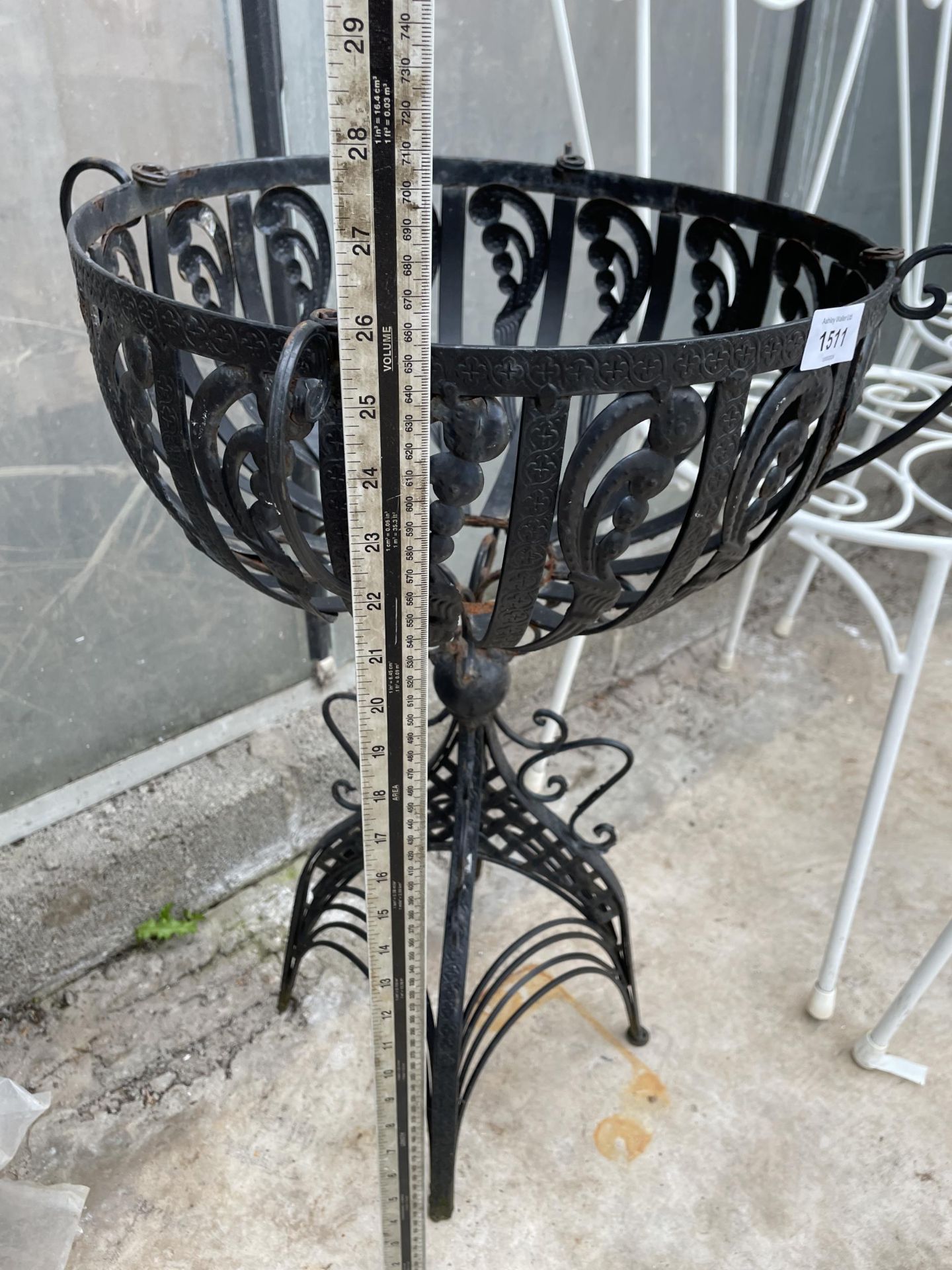 AN ORNATE AND DECORATIVE WROUGHT IRON GARDEN PLANTER (H:66CM D:37CM) - Bild 3 aus 4