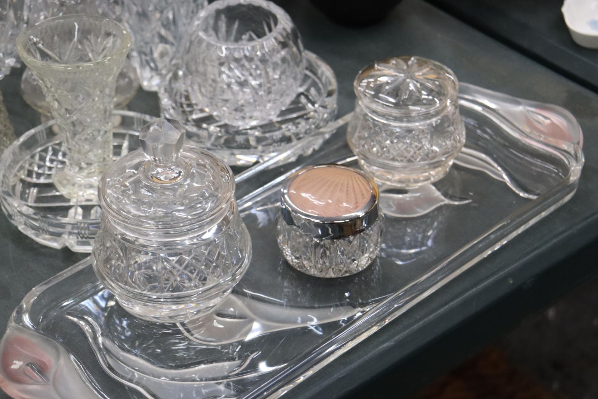 A LARGE QUANTITY OF GLASSWARE TO INCLUDE CUT GLASS VASES, BOWLS, A DRESSING TABLE SET WITH TRAY, OIL - Image 3 of 10