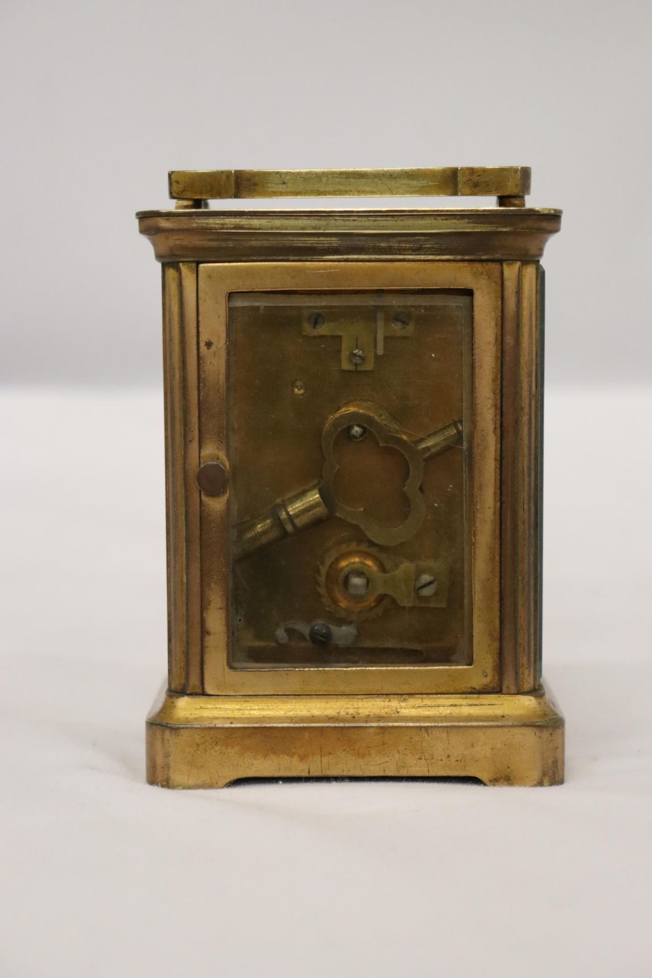 A VINTAGE BRASS CARRIAGE CLOCK WITH BEVELED GLASS SECTIONS TO REVEAL UPPER ESCAPEMENT AND INNER - Bild 3 aus 5