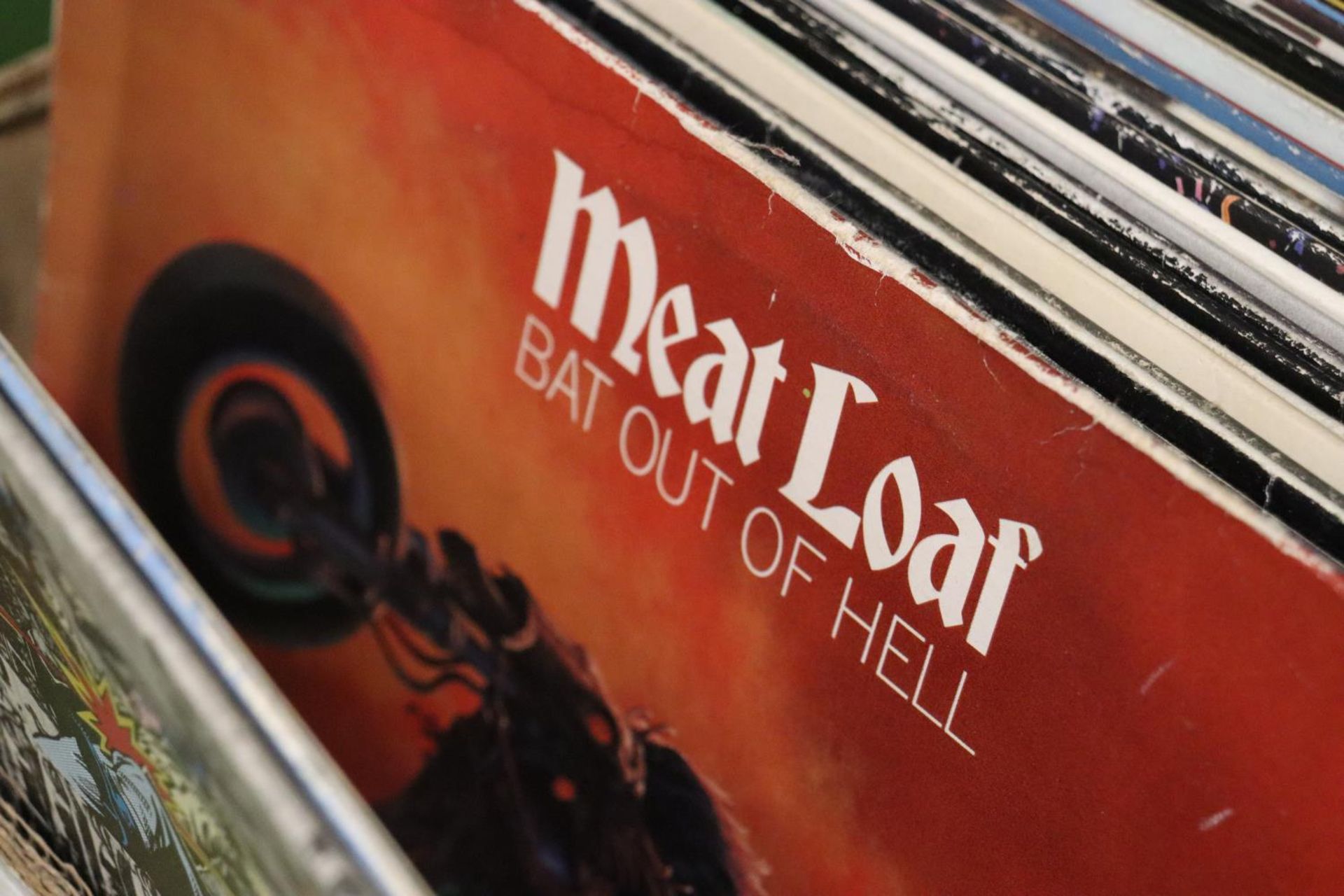 A LARGE COLLECTION OF VINYL LP RECORDS TO INCLUDE MEAT LOAF, SUPERTRAMP, THE WAR OF THE WORLDS, - Image 3 of 7