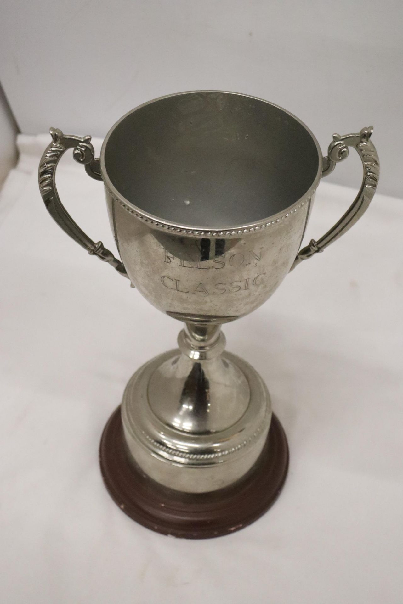 A LARGE SILVER PLATED TROPHY WITH THE INSCRIPTION 'FELSON CLASSIC', HEIGHT 31CM - Image 6 of 6