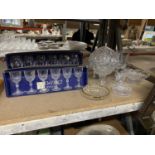 A QUANTITY OF GLASSWARE TO INCLUDE A MUSHROOM LAMP - NEEDS LAMP FITTINGS, A LARGE HEAVY GLASS, A