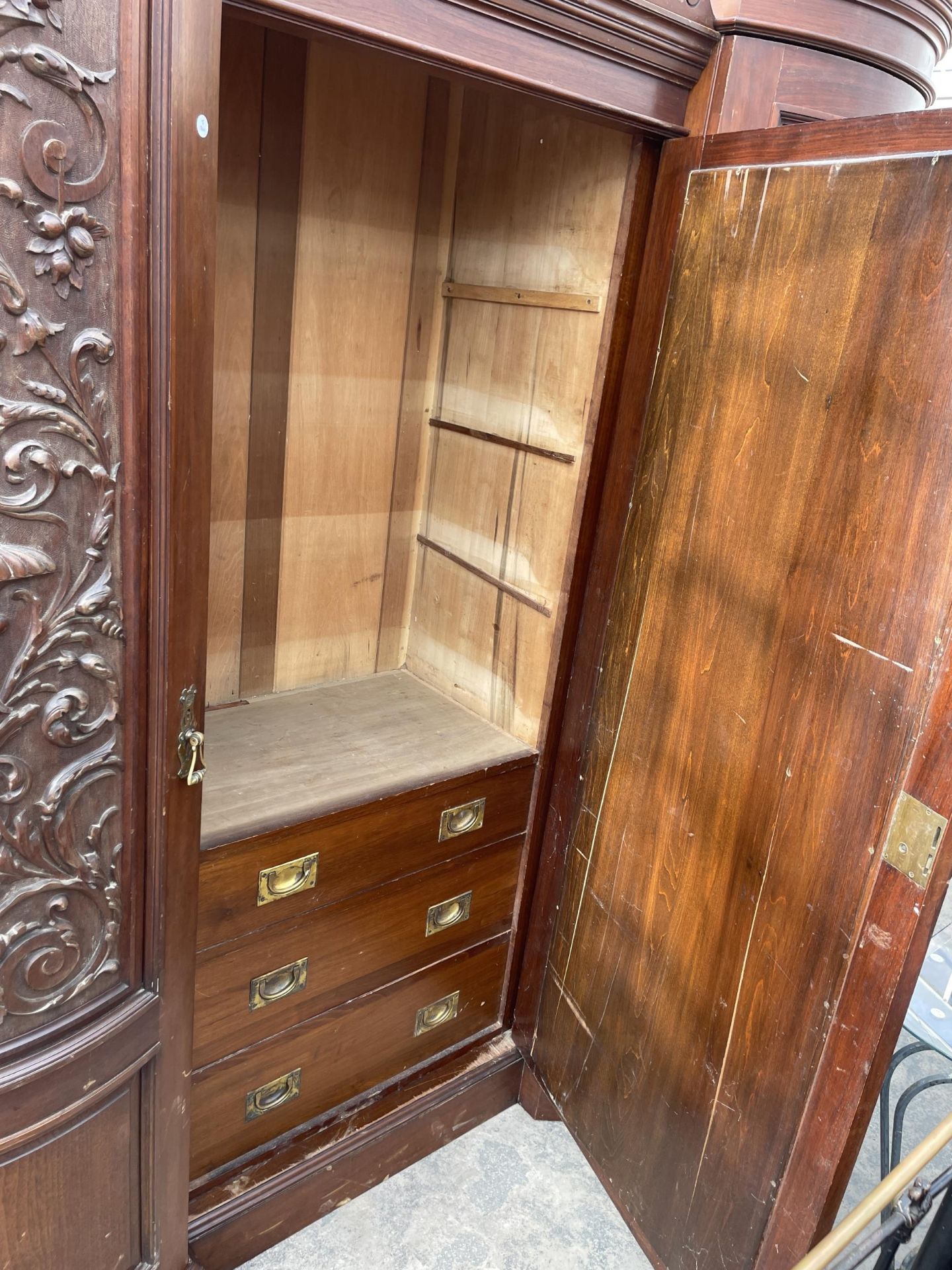 A VICTORIAN MAHOGANY DOUBLE BOW FRONTED MIRROR DOOR WARDROBE WITH FOLIATE CARVED PANELS AND THREE - Image 8 of 10