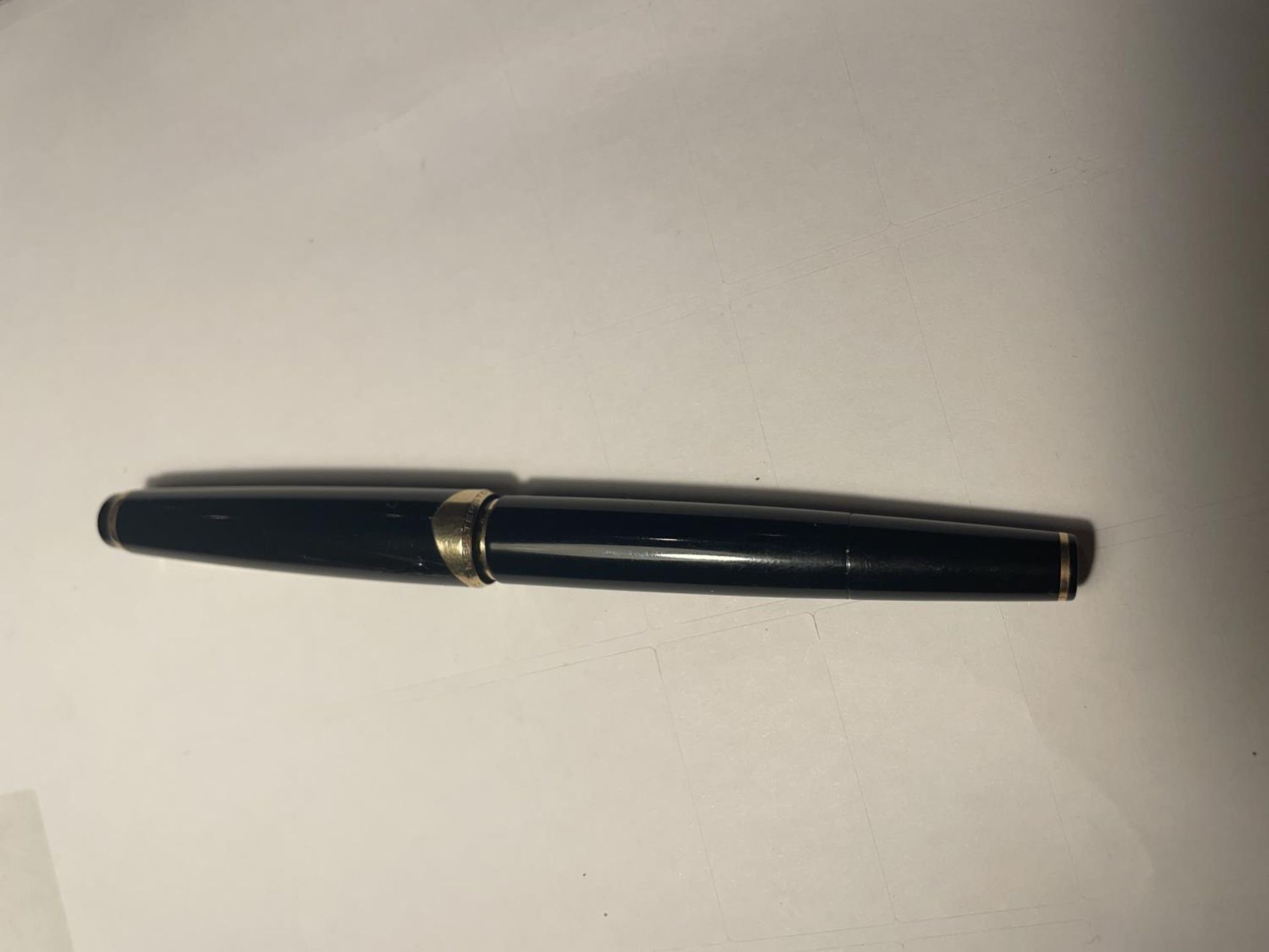 A MONT BLANC MEISTERSTUCK No 12 WITH 14 CARAT GOLD NIB (LID A/F)