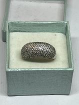 A SILVER DRESS RING IN A PRESENTATION BOX