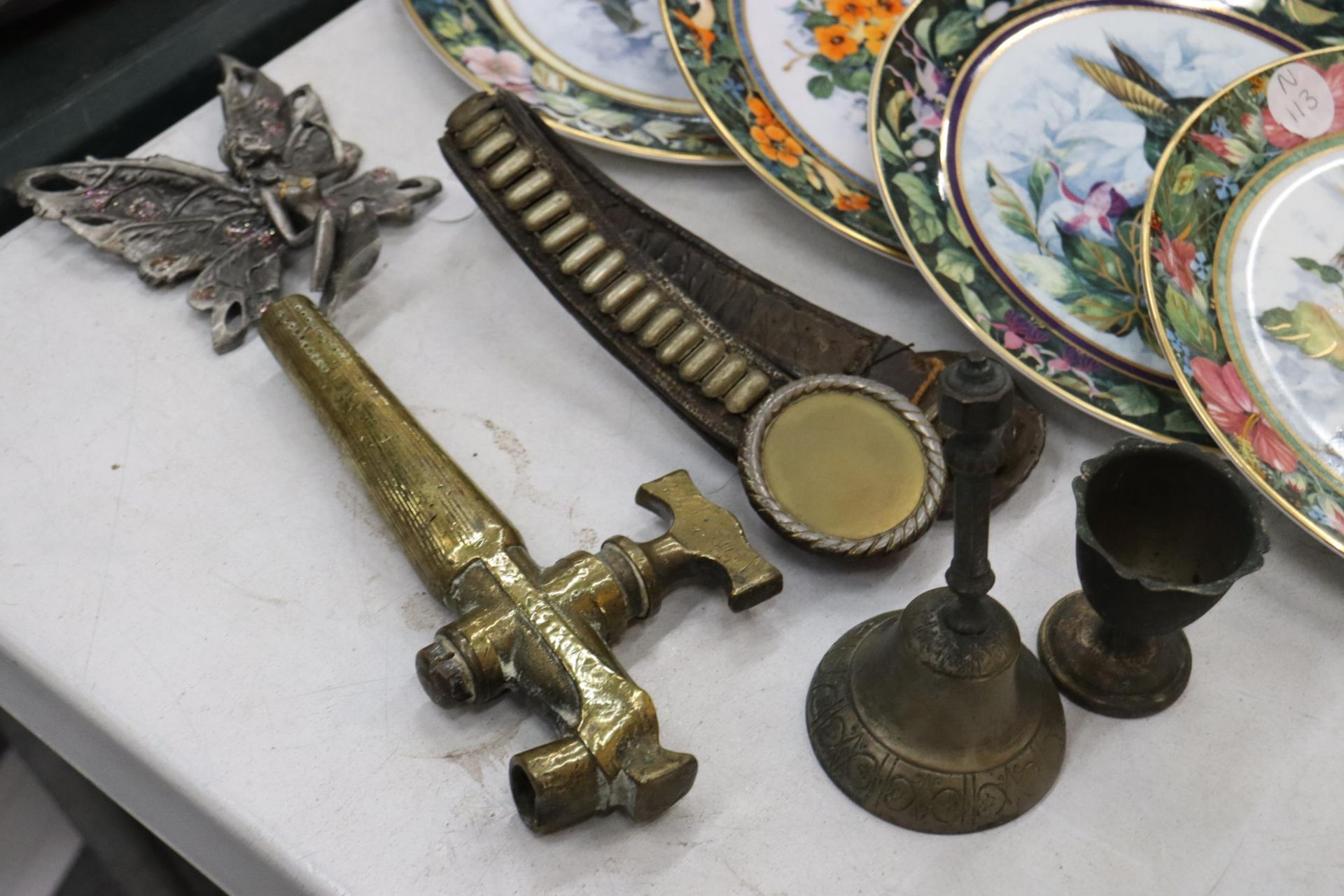 A QUANTITY OF VINTAGE BRASS ITEMS TO INCLUDE A TAP, BELL, GOBLET, FAIRY, ETC