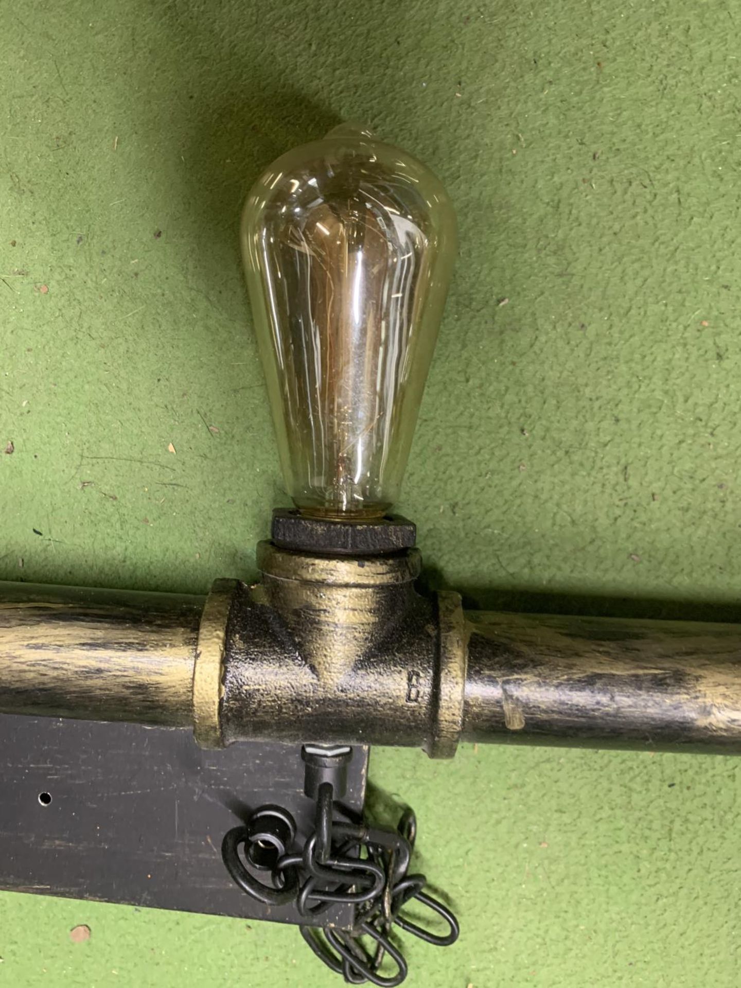 A VINTAGE STYLE LIGHT FITTING MADE FROM A PIPE WITH FIVE BULB FITTINGS - Bild 2 aus 3