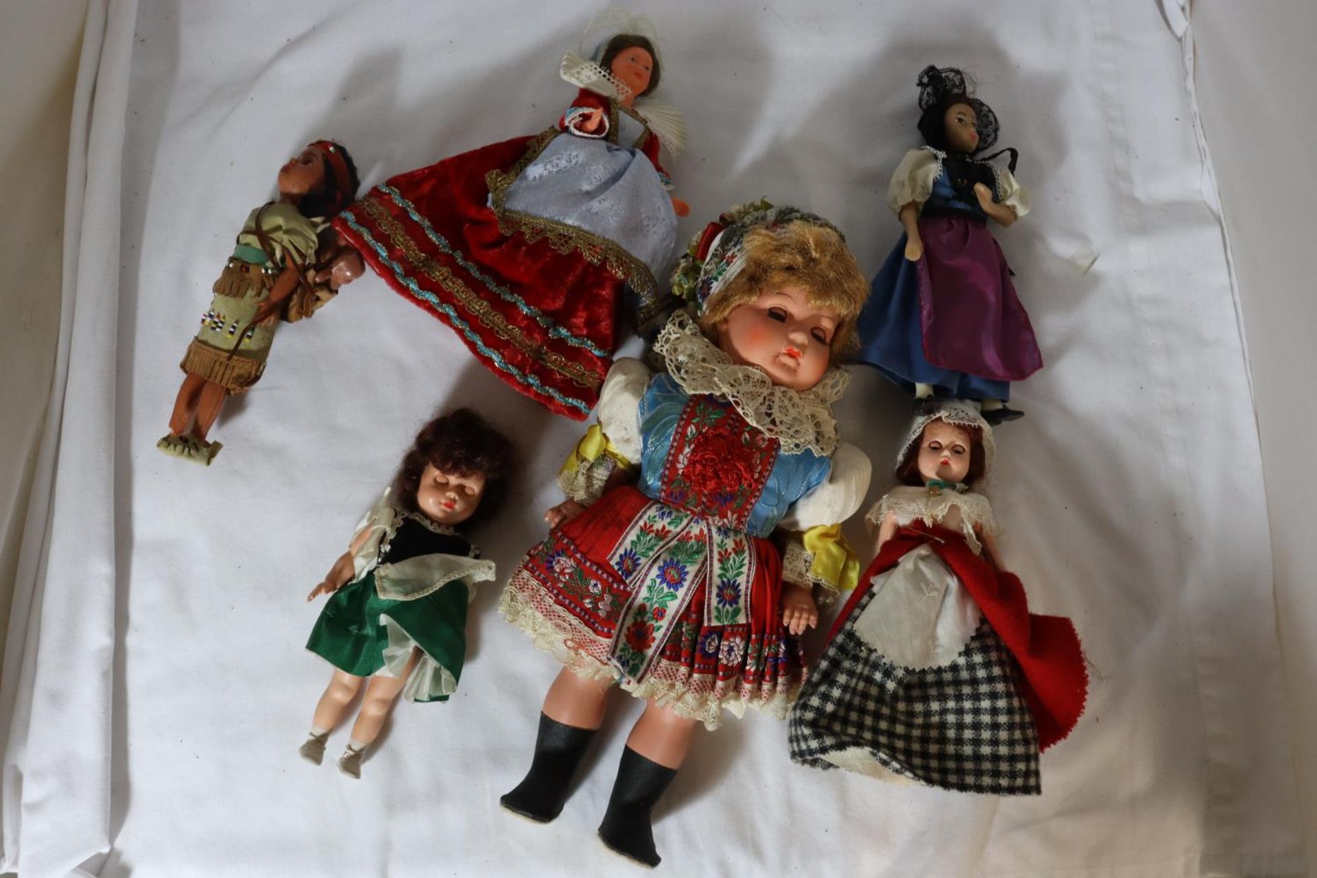A LARGE COLLECTION OF DOLLS FROM AROUND THE WORLD - Image 2 of 4