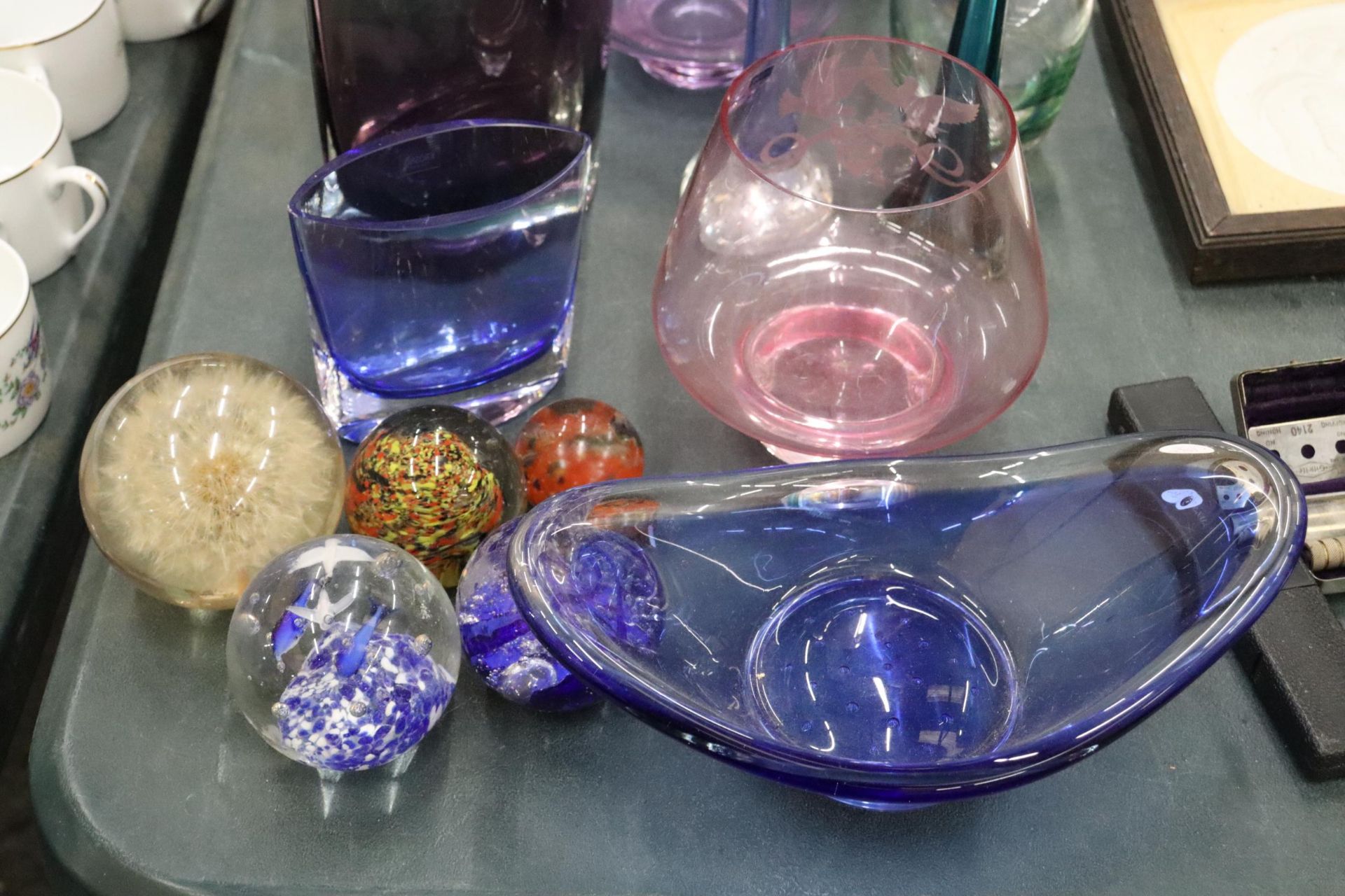 A LARGE QUANTITY OF GLASSWARE TO INCLUDE PAPERWEIGHTS, VASES, BOWLS, ETC., - Bild 4 aus 11