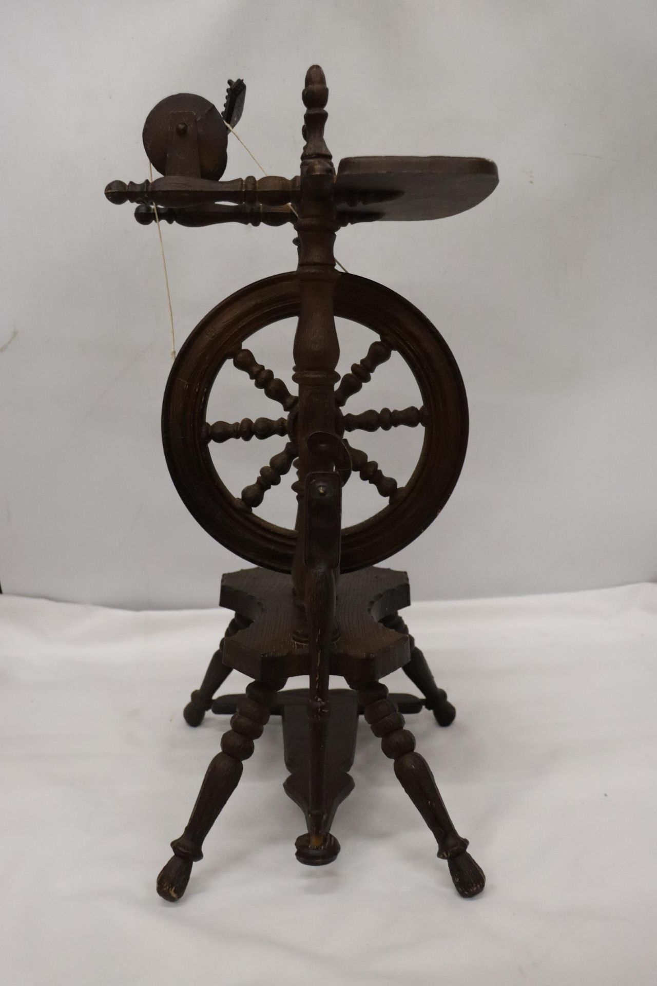 A SMALL VINTAGE WOODEN SPINNING WHEEL, HEIGHT APPROX 42CM - Image 4 of 5