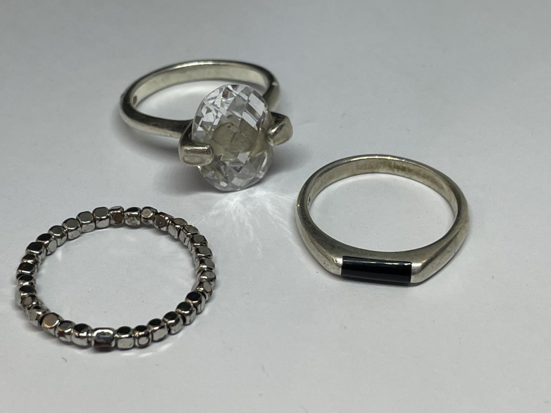 FIVE SILVER RINGS - Image 3 of 3