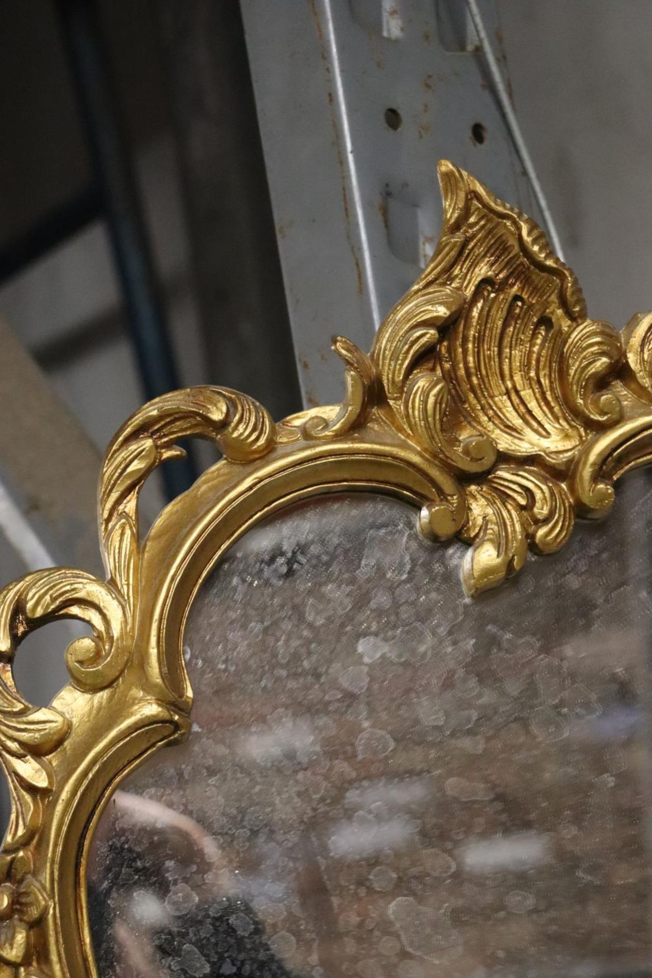 A GILT FRAMED SHIELD SHAPED MIRROR, HEIGHT 46CM - Image 2 of 4