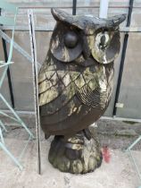 A LARGE CARVED WOOD FIGURE OF AN OWL (H:106CM)