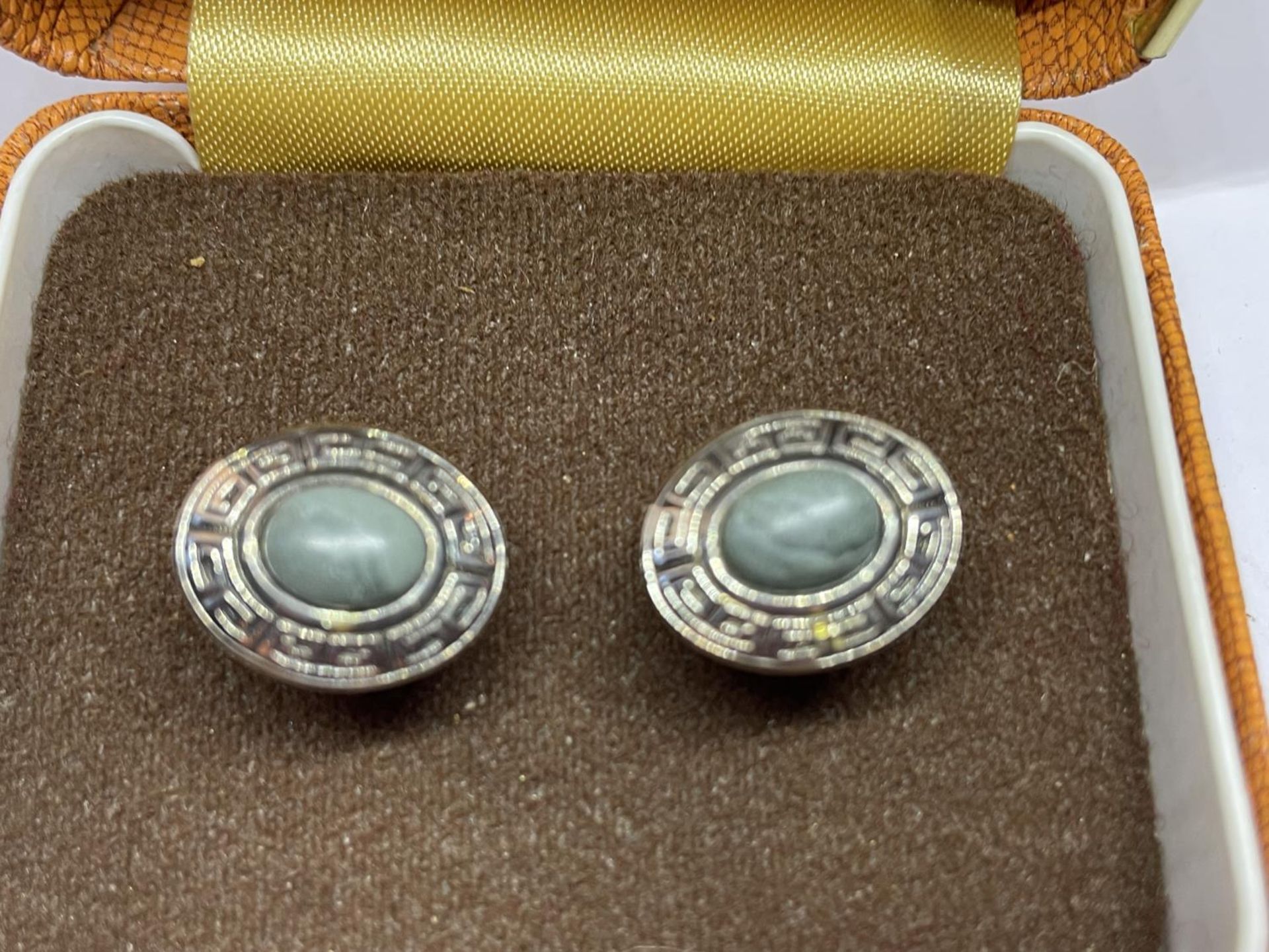 TWO PAIRS OF SILVER CUFFLINKS IN A PRESENTATION BOX - Image 2 of 3