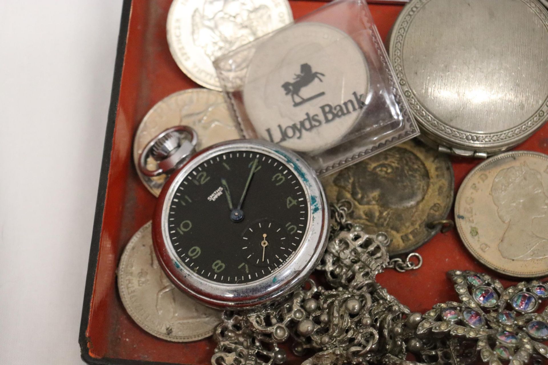 A QUANTITY OF COSTUME JEWELLERY TO INCLUDE POCKET WATCHES IN NEED OF REPAIR, RINGS, PENDANTS, COINS, - Image 7 of 8